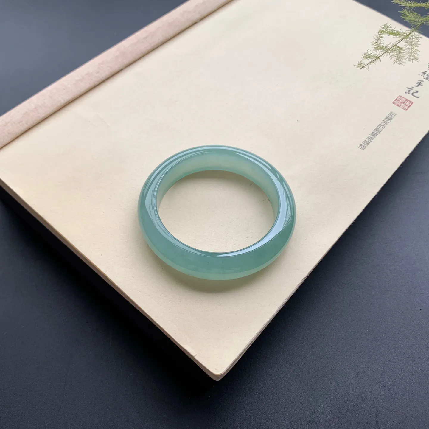 54圈口啤酒绿正圈手镯 尺寸：54-12.6-8.5，无纹裂，水润透亮，胶感十足