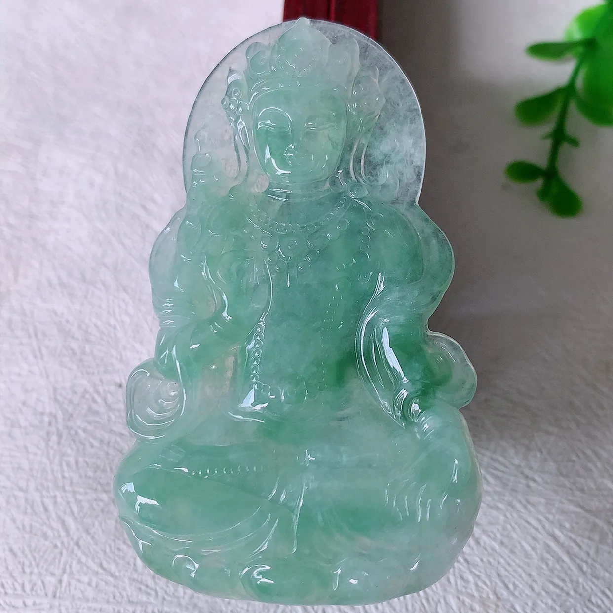 自然光实拍，大件冰种飘花翡翠度母观音菩萨吊坠，赐福翡翠观音，翠绿迷人， 观音面相端庄， 佩戴时尚出众！#00.31