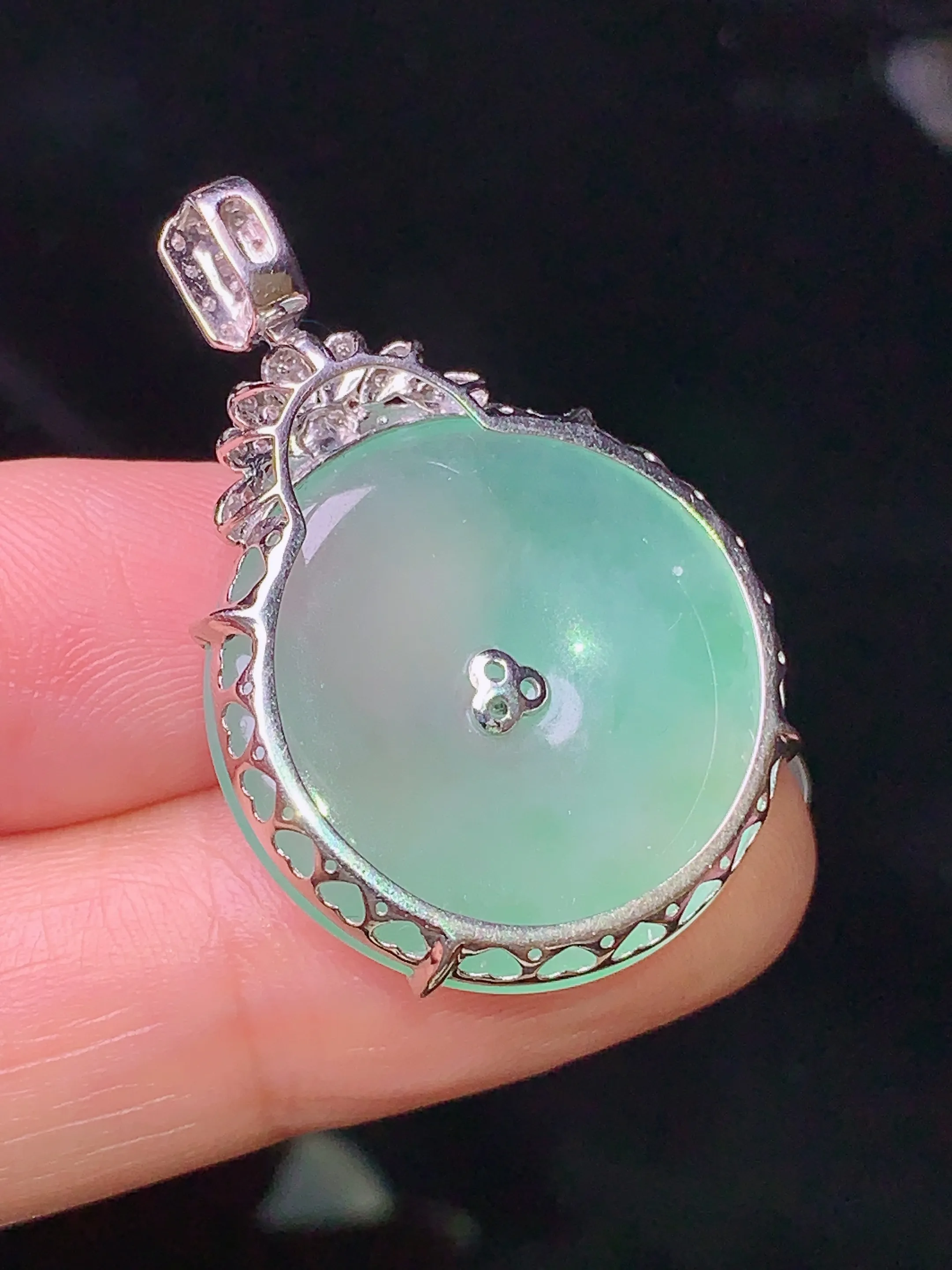 18k金钻镶嵌浅绿平安扣吊坠 玉质细腻 色泽艳丽 整体尺寸33.7*22.5*5.5