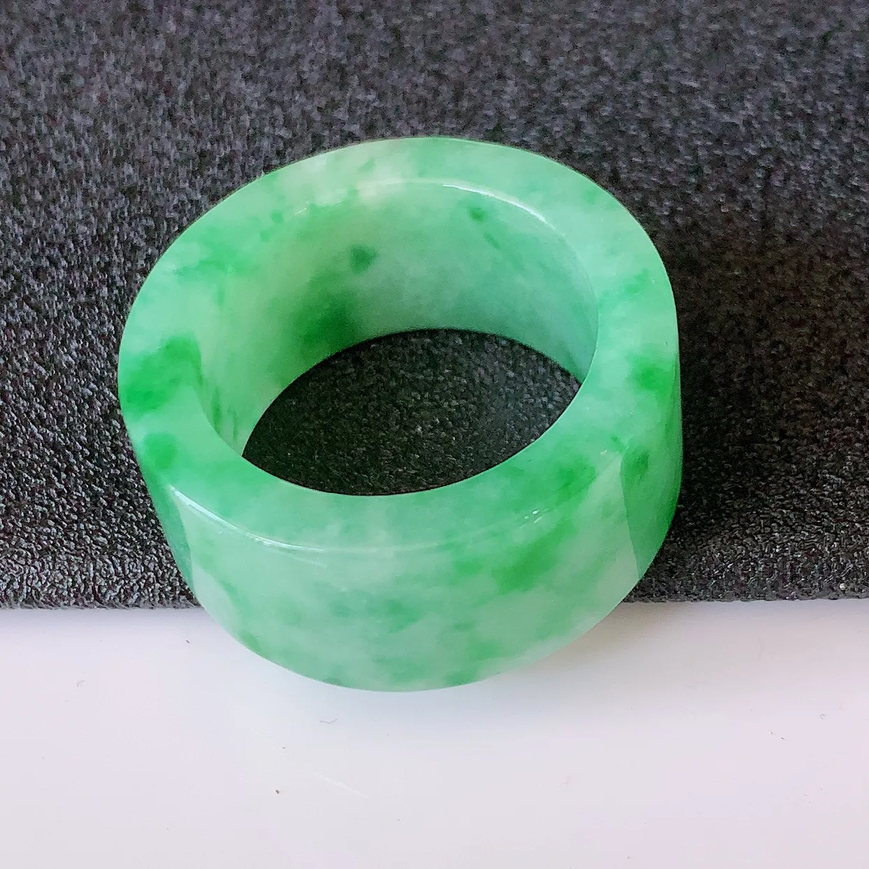 自然光实拍，21mm内径冰飘绿翡翠扳指，冰润指环，玉扳指，戒指，财源滚滚，玉质细腻起胶，26圈口，种