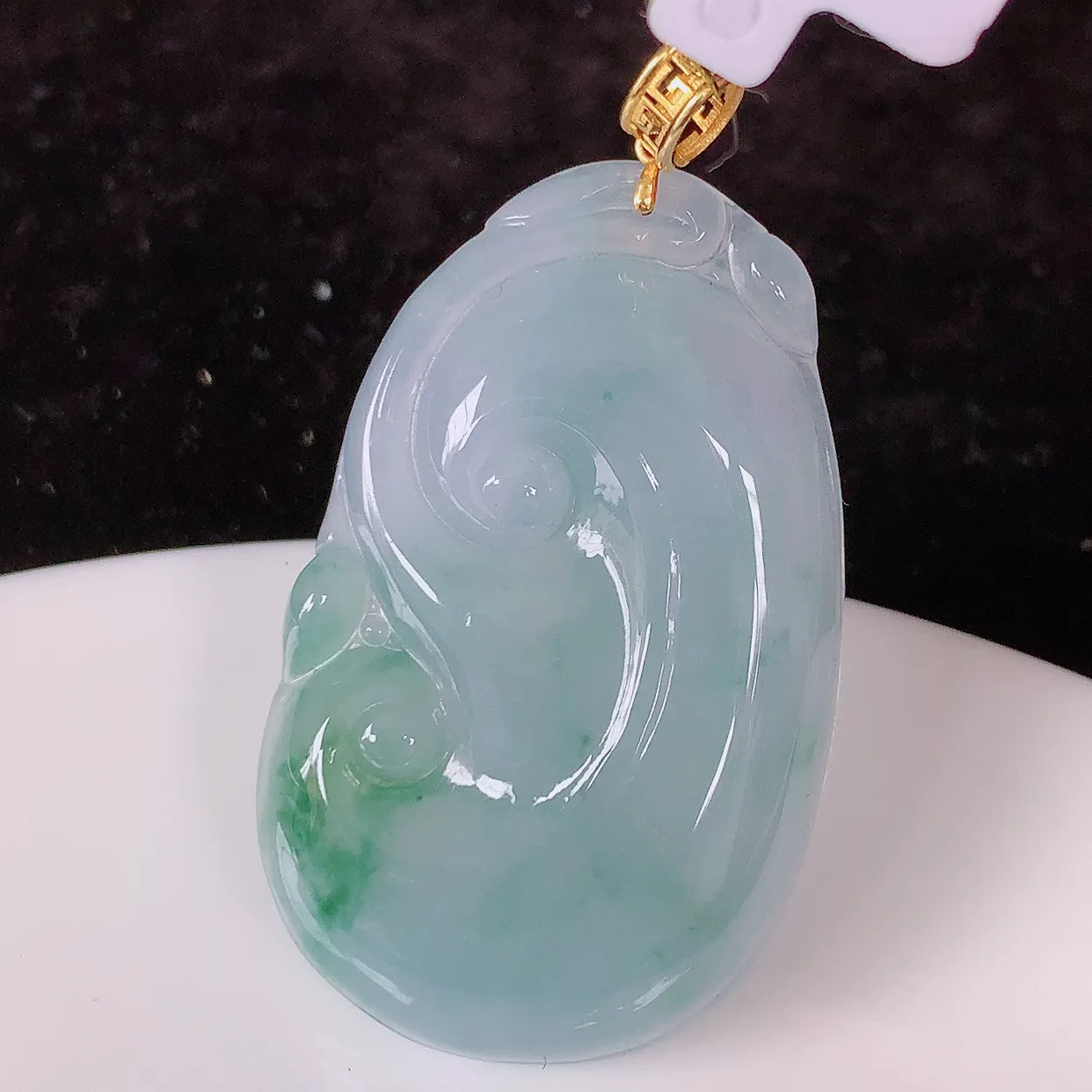 18k金镶嵌冰紫罗兰飘花翡翠如意吊坠，款式新颖，佩戴效果时尚出众，尽显气质，水润精细，美感十足。#35.5整体44.5-裸石39.5*24.5-5.6