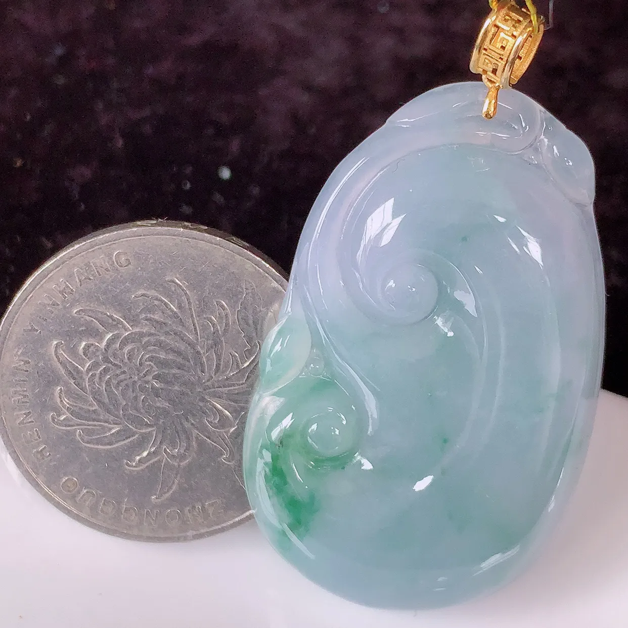 18k金镶嵌冰紫罗兰飘花翡翠如意吊坠，款式新颖，佩戴效果时尚出众，尽显气质，水润精细，美感十足。#35.5整体44.5-裸石39.5*24.5-5.6