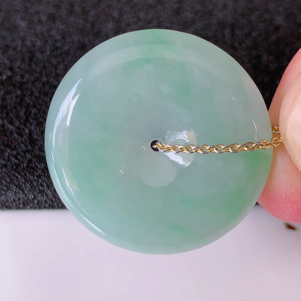 自然光实拍，冰胶飘绿翡翠平安扣吊坠，翠色灵动，种老水足，寓意好， 品相佳， 佩戴佳品！#00.31