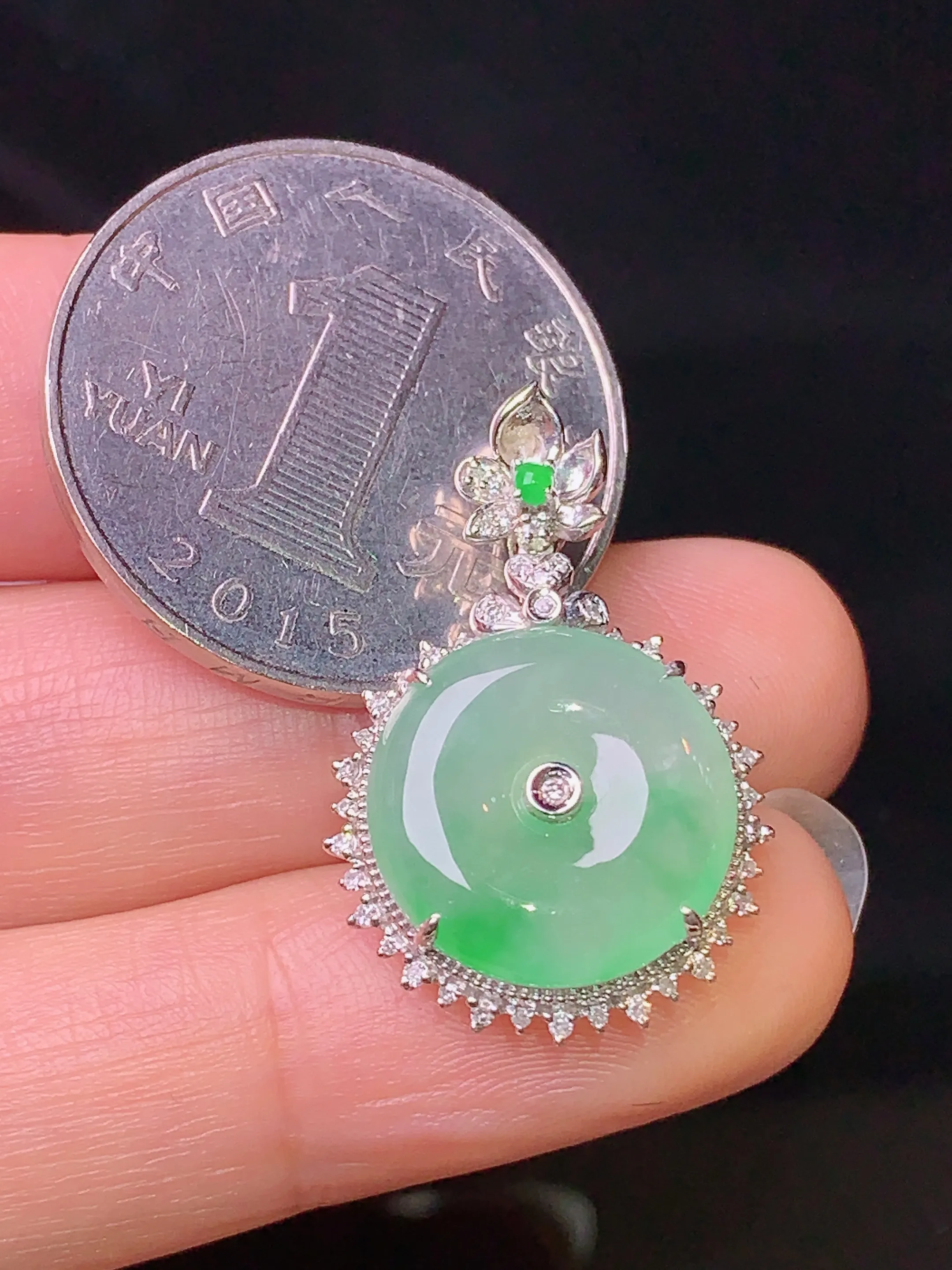 18k金钻镶嵌飘绿平安扣吊坠 玉质细腻 色泽艳丽 整体尺寸26.8*17.6*6.6