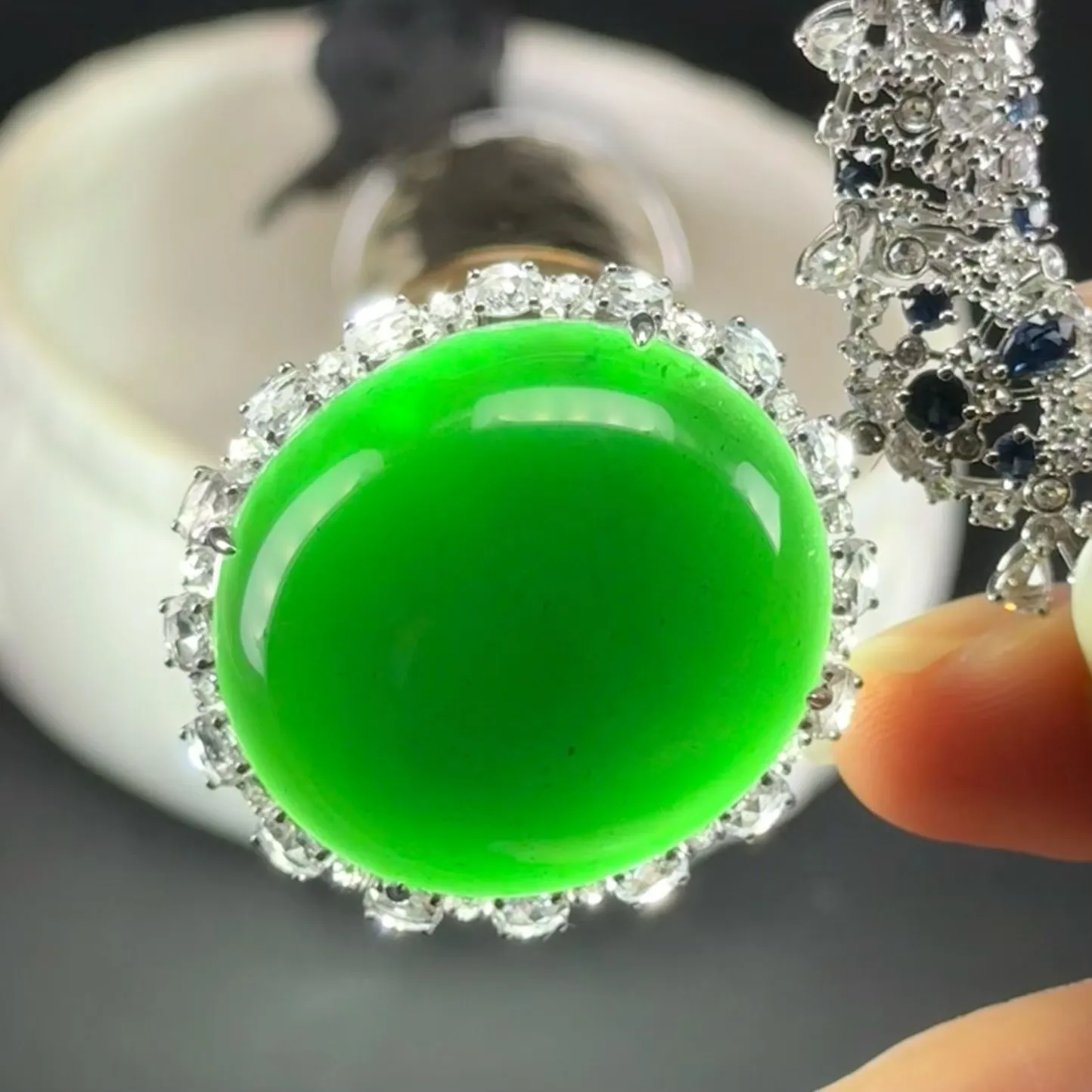 重金豪镶墨翠蛋面项链 满钻 身上效果超赞