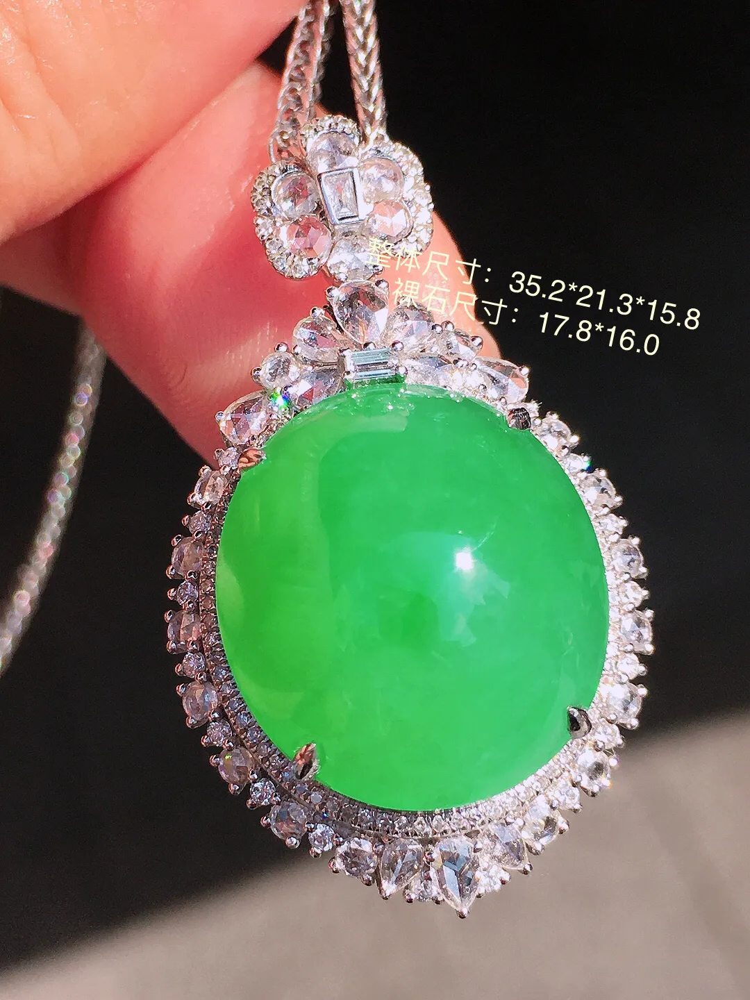 阳绿蛋面吊坠，色泽均匀艳丽，玉质细腻，荧光感超
强，饱满圆润，尽显优雅气质，18k
金豪华镶嵌