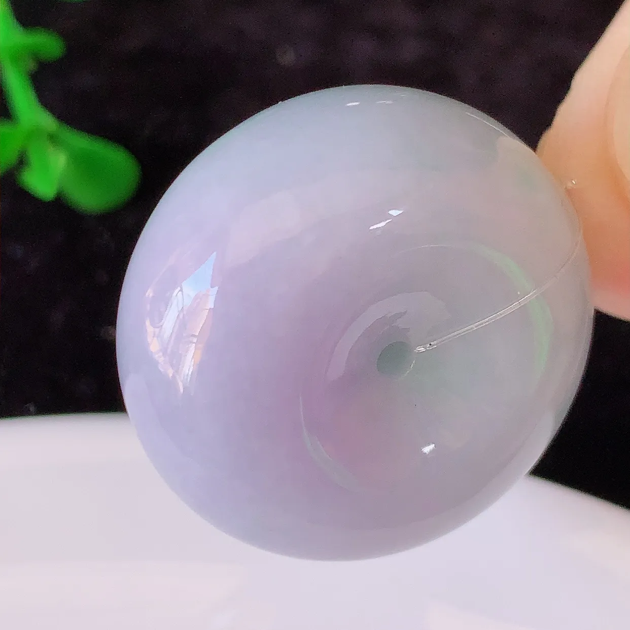 自然光实拍，冰润春带彩翡翠平安扣吊坠，形体饱满圆润，平安扣肥嘟嘟的， 平平安安，种水很好， 配戴精美！#49.31