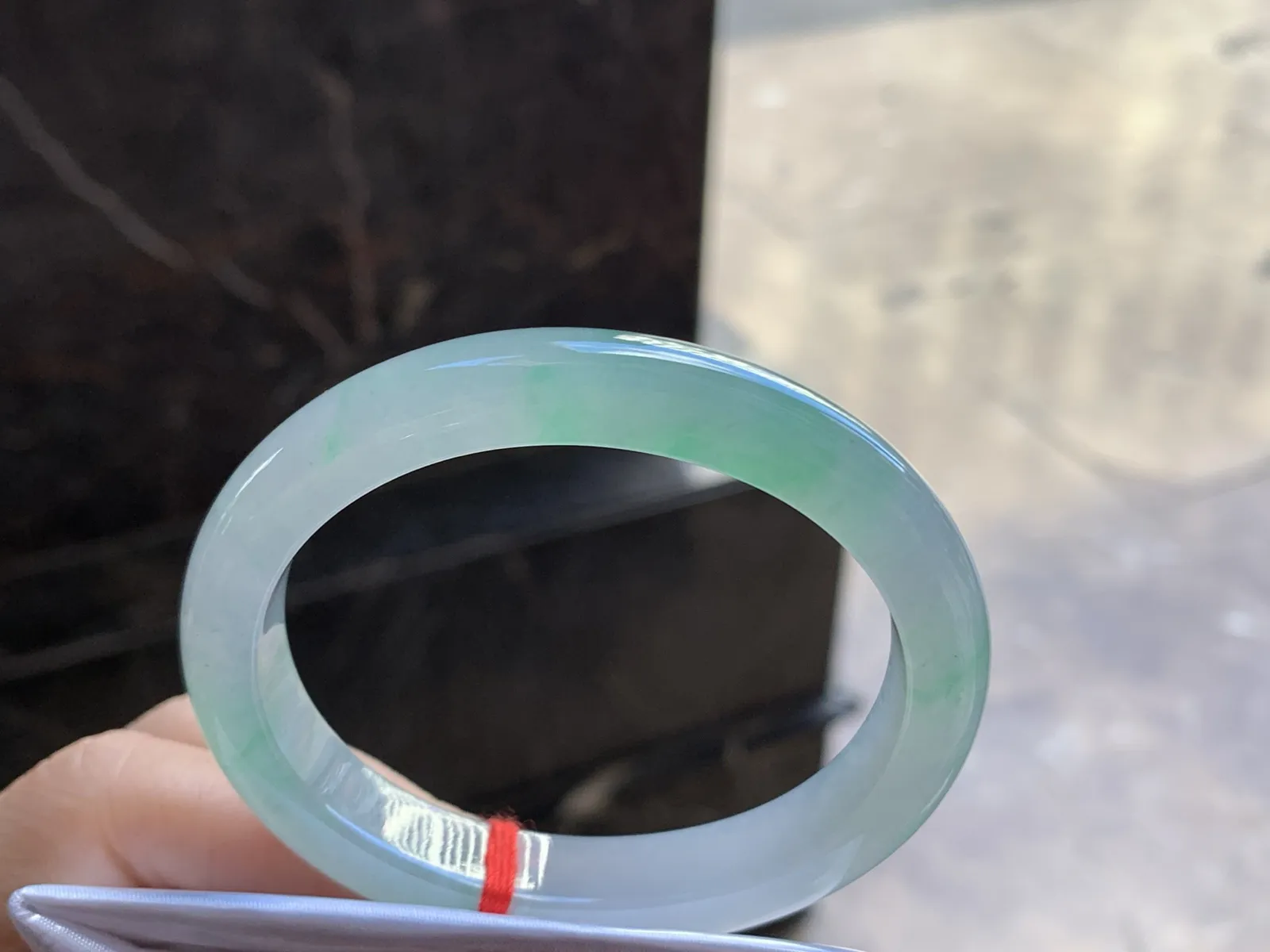 54.3-10.2-7.8

冰飘绿贵妃手镯^_^冰透 色阳 种水足清新 正圈51 52可以戴