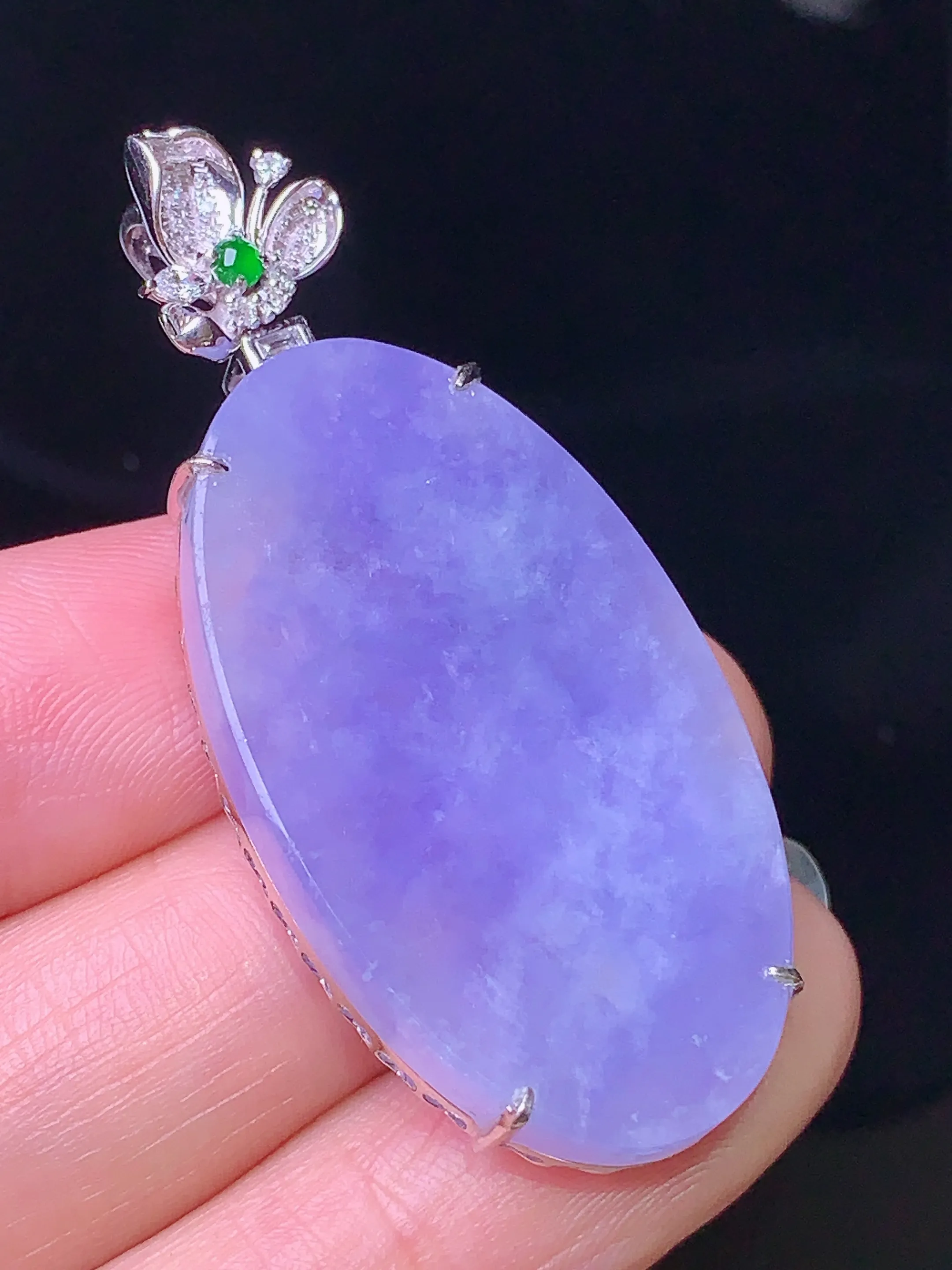 18k金钻镶嵌紫罗兰圆牌吊坠 玉质细腻 色泽艳丽 整体尺寸47*20.7*6.5