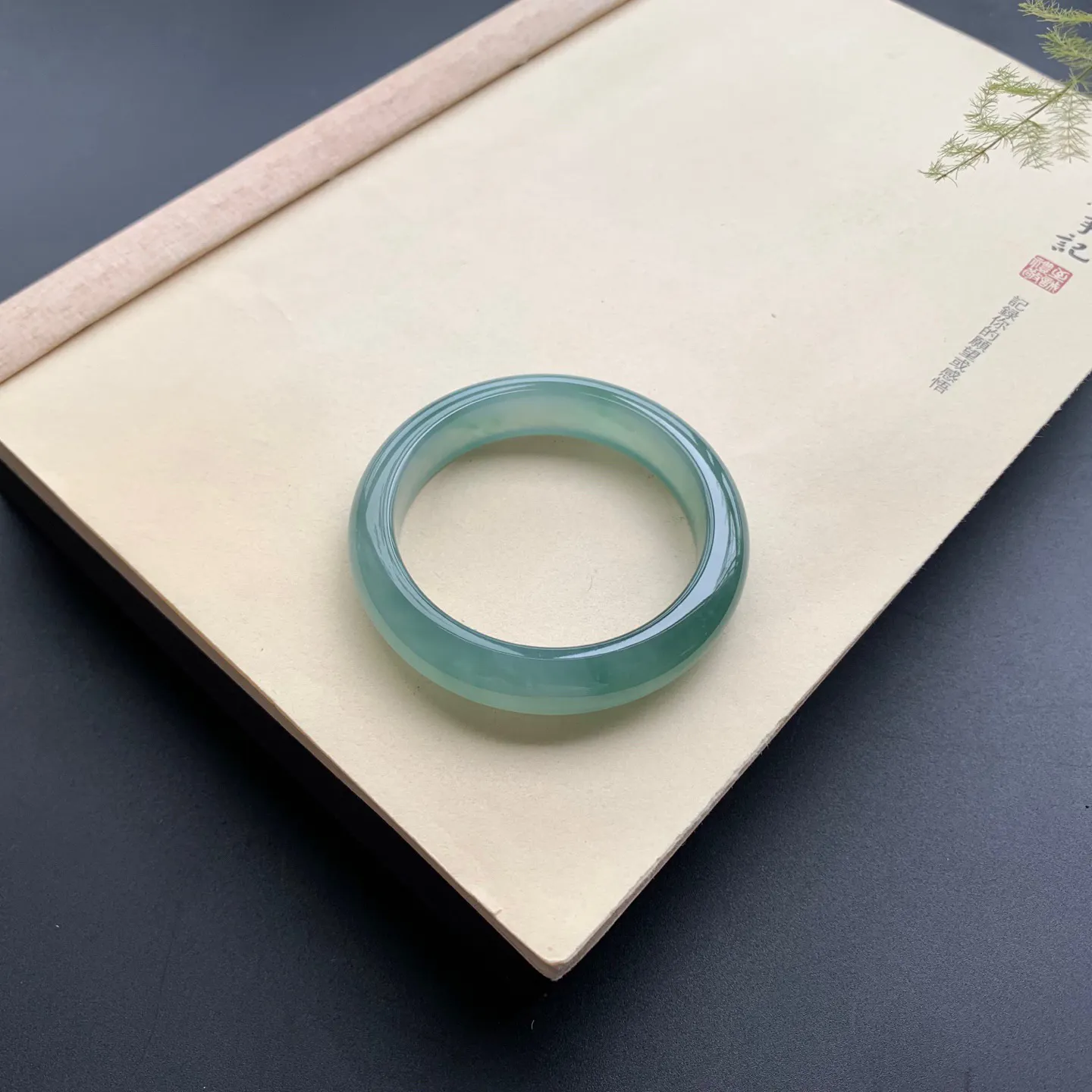 54圈口啤酒绿正圈手镯 尺寸：54-12.6-8.5，无纹裂，水润透亮，胶感十足