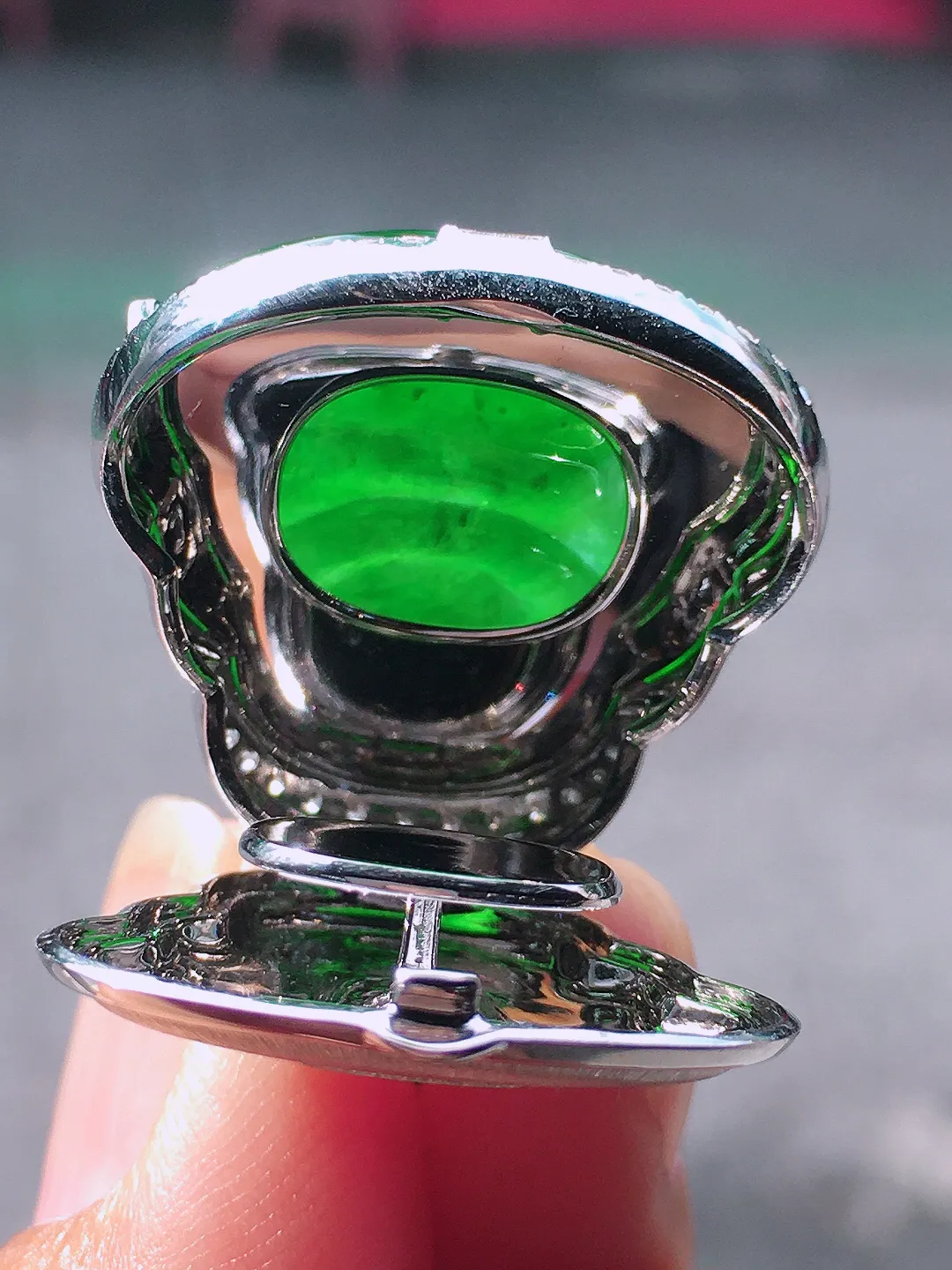 阳绿佛公吊坠，色泽均匀艳丽，玉质细腻，荧光感超
强，饱满圆润，尽显优雅气质，18k
金豪华镶嵌