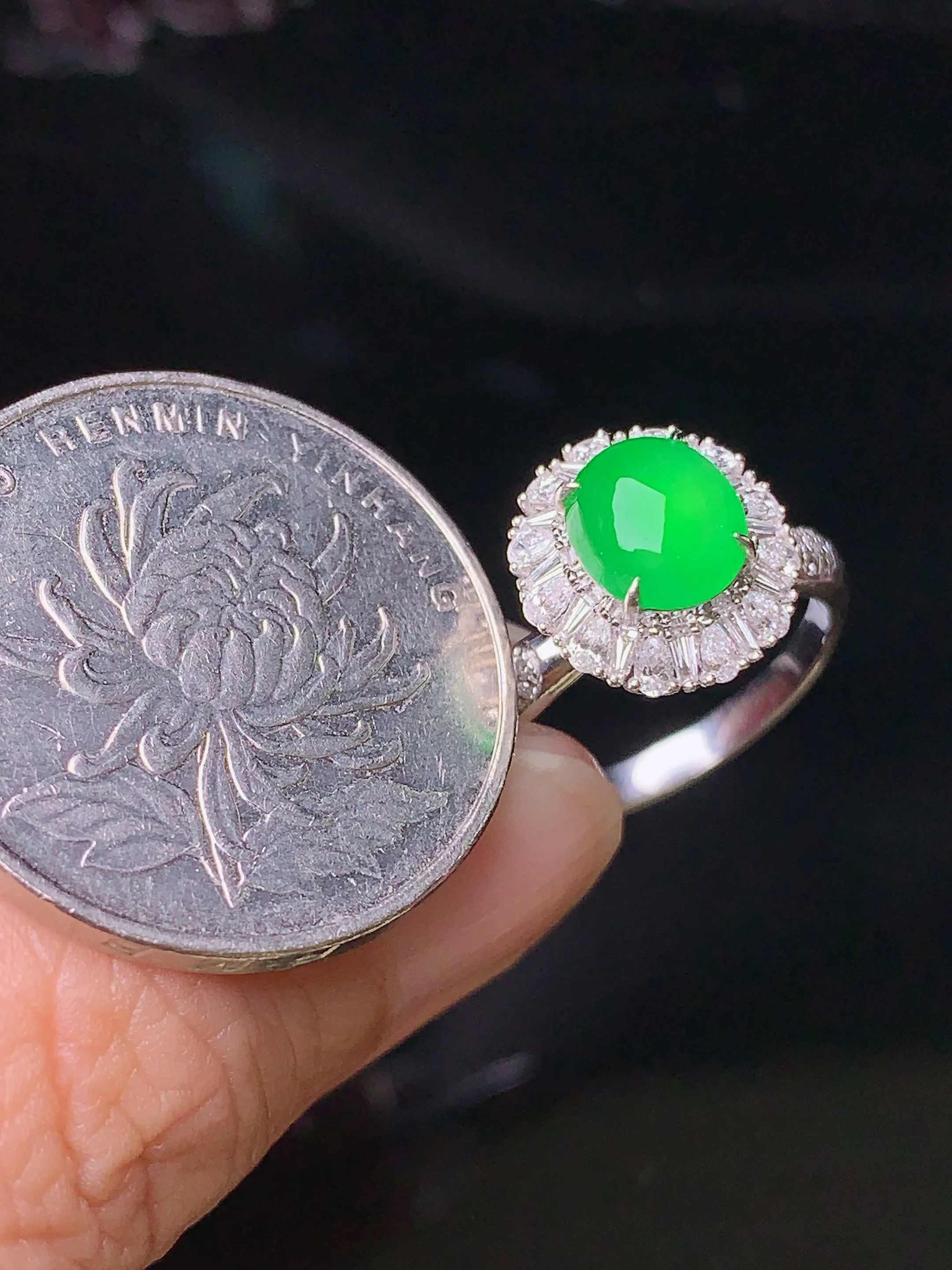 18k金钻镶嵌满绿蛋面戒指 玉质细腻 色泽艳丽 圈口14 整体尺寸12*11*9