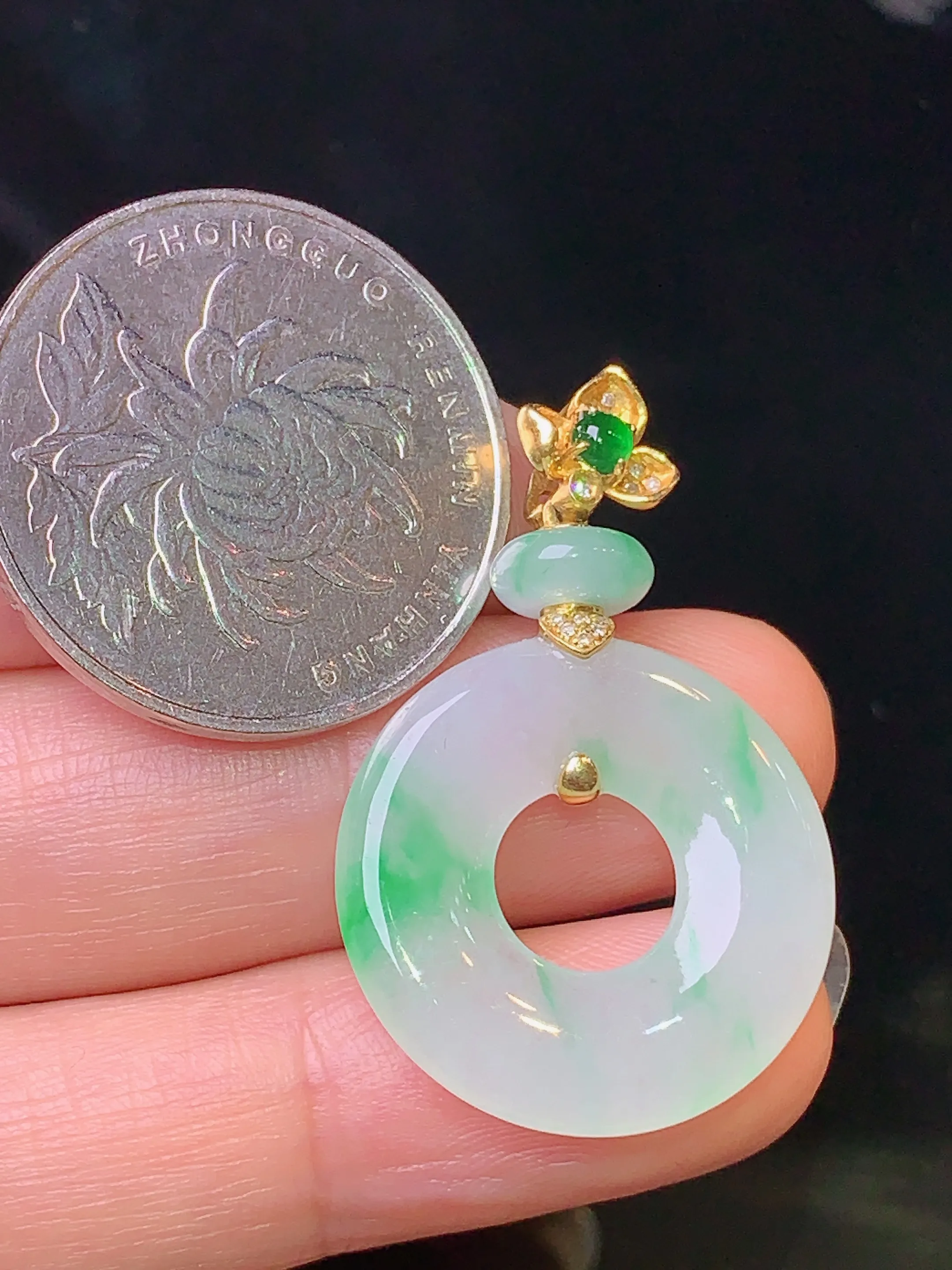 18k金钻镶嵌飘绿平安环吊坠 玉质细腻 色泽艳丽 整体尺寸34.3*22.2*3.8