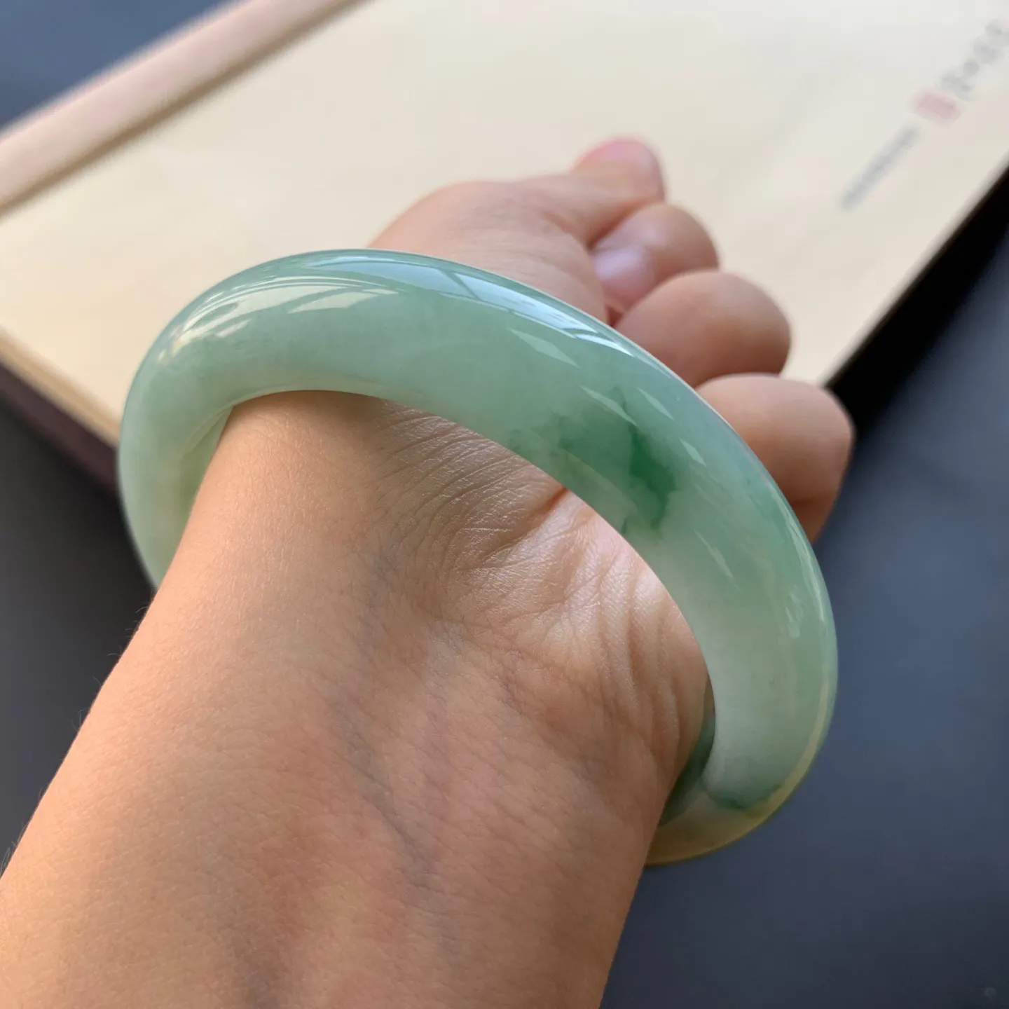 55.5圈口飘花正圈手镯 尺寸：55.5-12.5-8.6，无纹裂，细腻光滑，花色浓郁