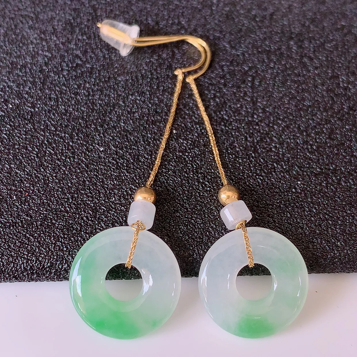 18k金镶嵌冰种飘绿翡翠平安扣耳坠，沁人心脾，耳坠佩戴效果大气出众，尽显气质。种水好，胶感足，颜相当