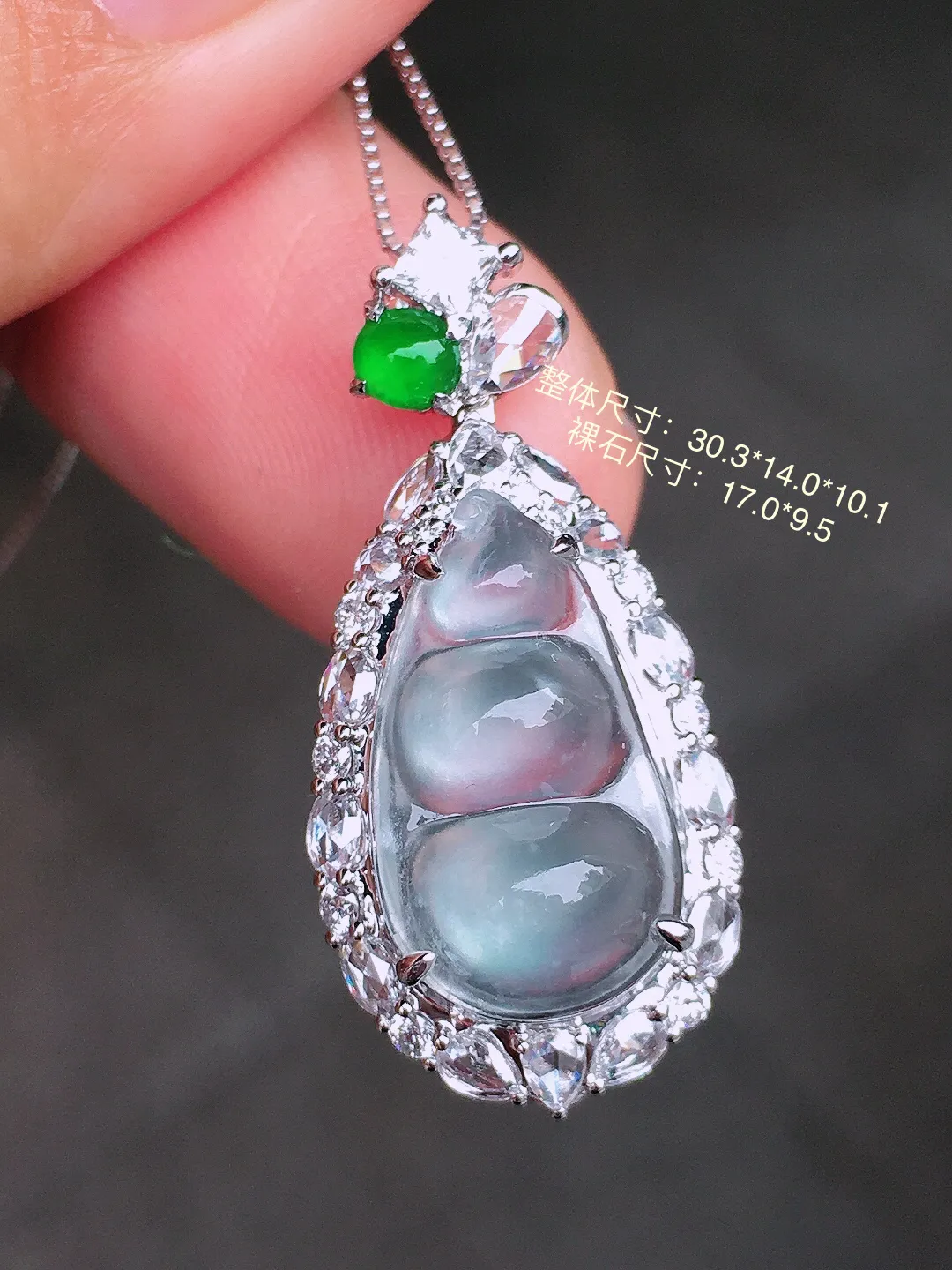 玻璃种福豆吊坠，玉质细腻，荧光感超
强，饱满圆润，尽显优雅气质，18k
金豪华镶嵌