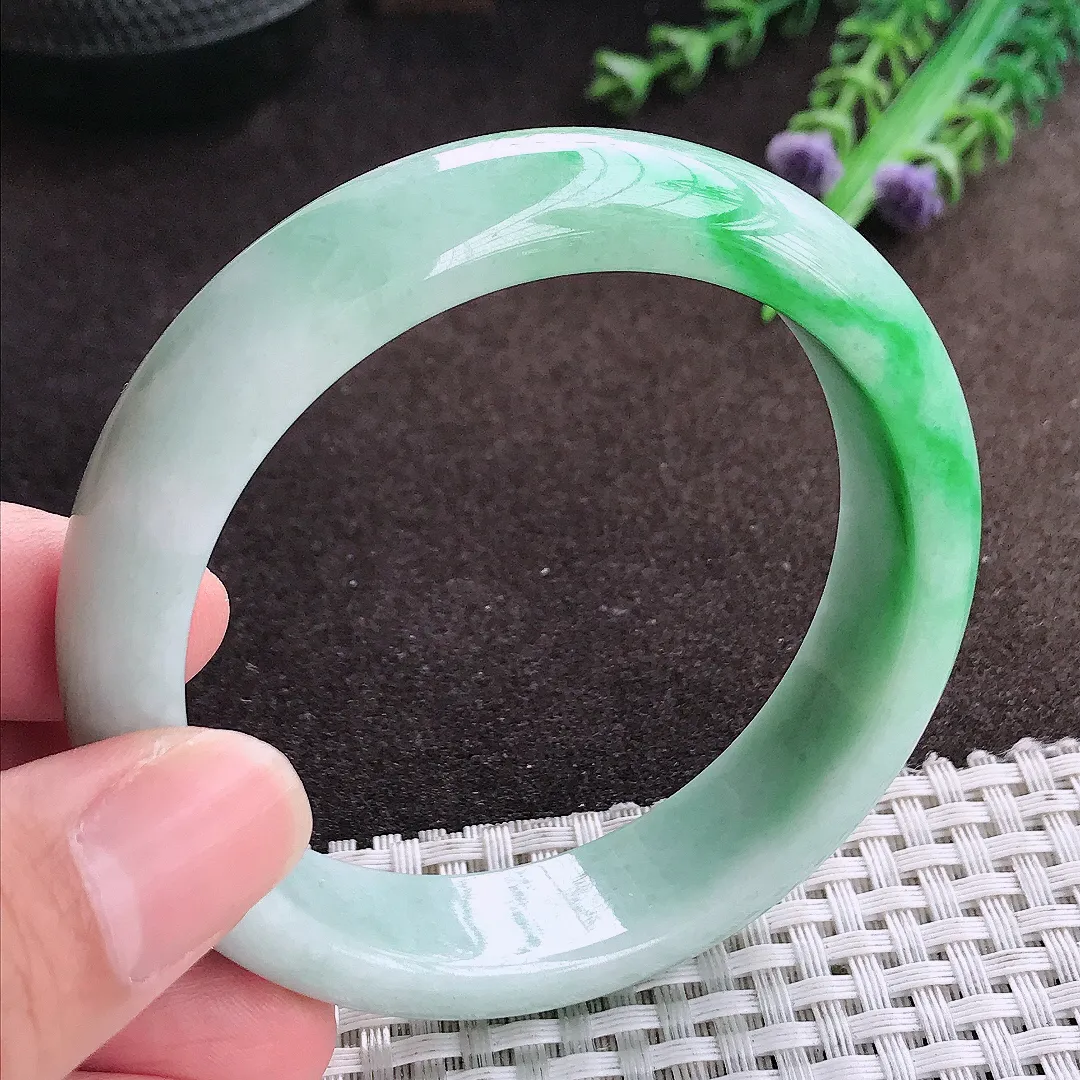 自然光57.5/14.2/8.2老坑精美温润飘阳绿手镯宽边翡翠玉镯美人镯