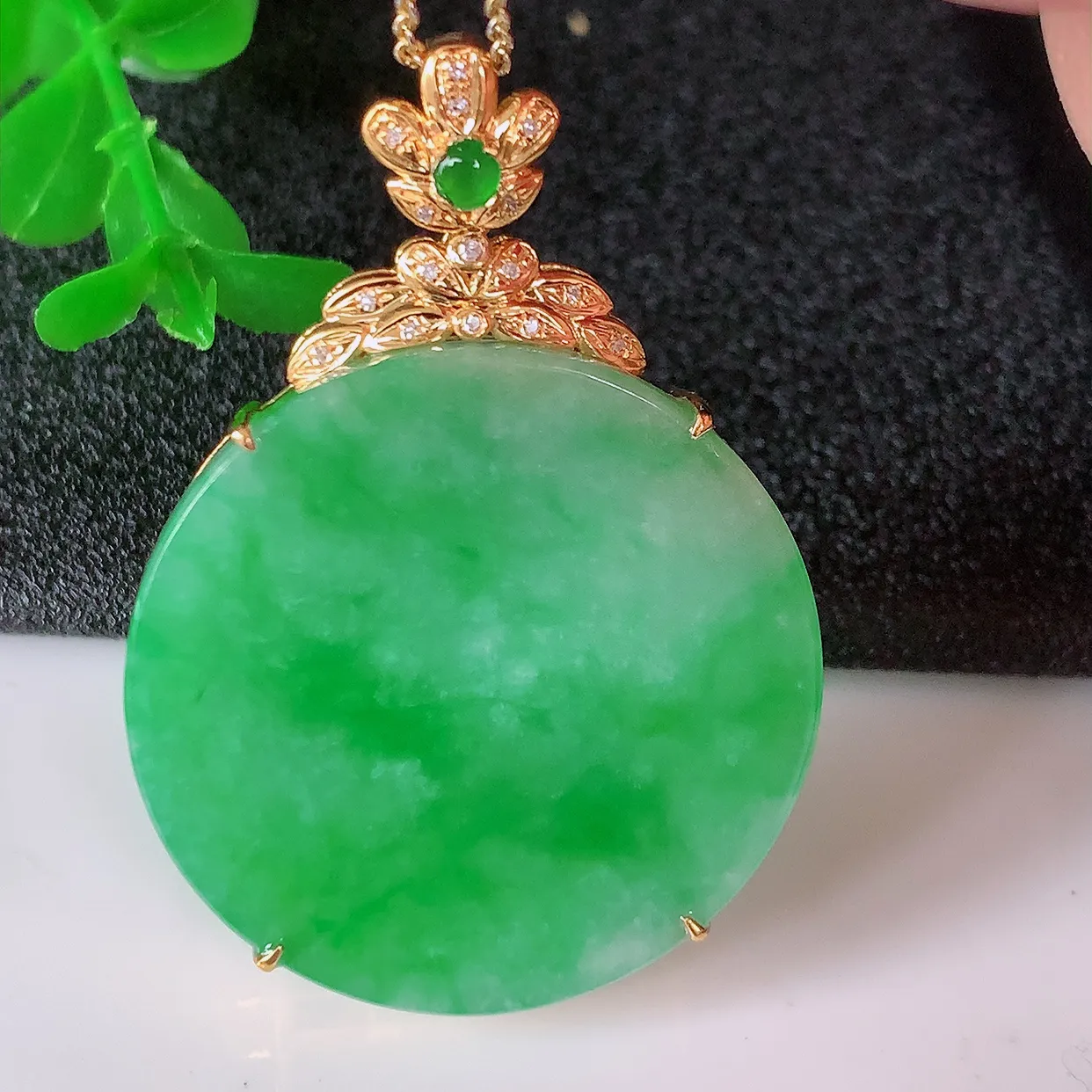 自然光实拍，18K金镶嵌水润飘绿翡翠圆平安无事牌吊坠，翡翠无事牌，平平安安，无事牌翠色灵动，佩戴平安时尚！#00.5整体43*30*6裸石30*30