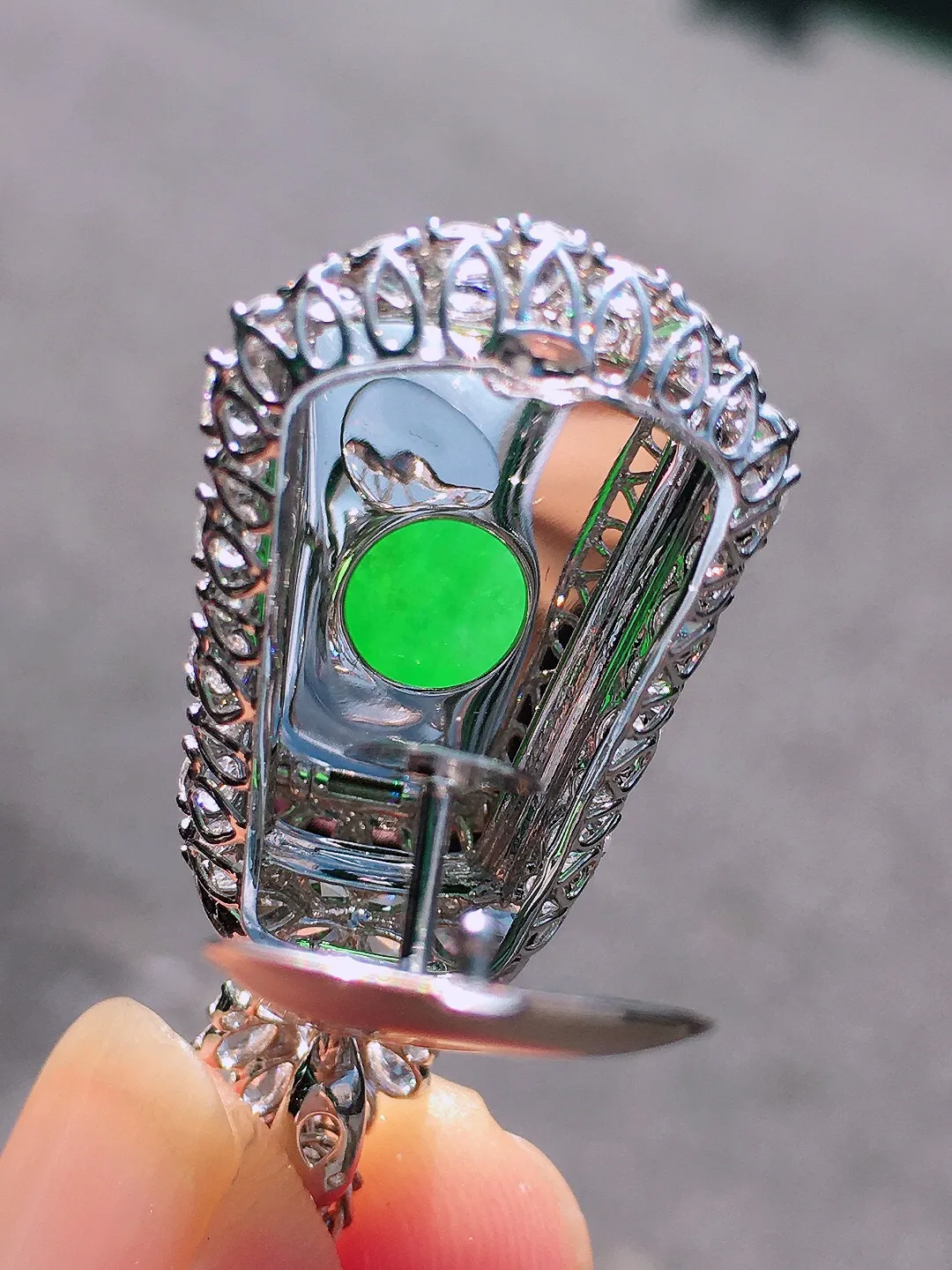 阳绿无事牌吊坠，色泽均匀艳丽，玉质细腻，荧光感超
强，饱满圆润，尽显优雅气质，18k
金豪华镶嵌