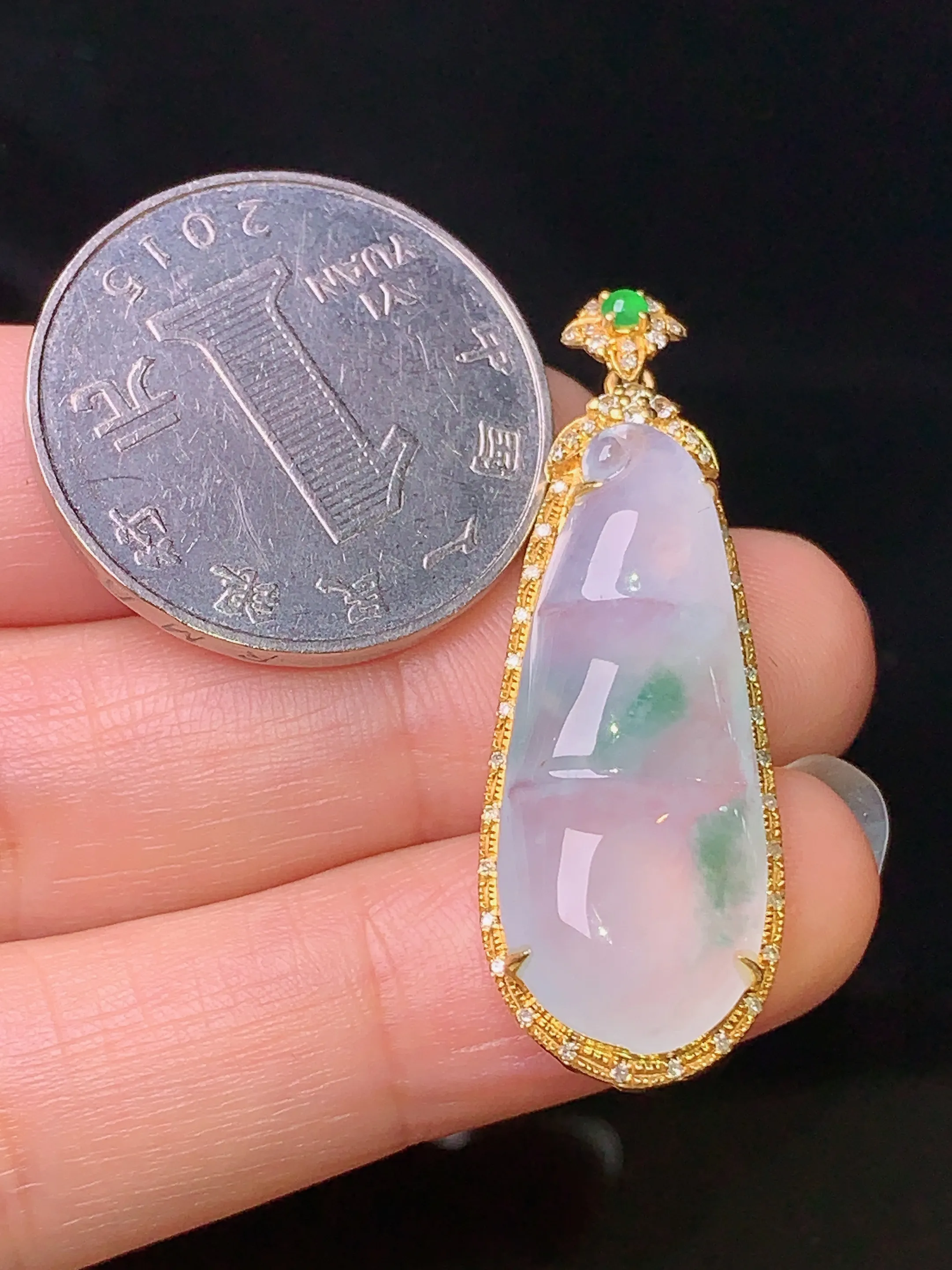 18k金钻镶嵌冰种飘绿四季豆吊坠 玉质细腻 色泽艳丽 整体尺寸39.5*13.5*7.5