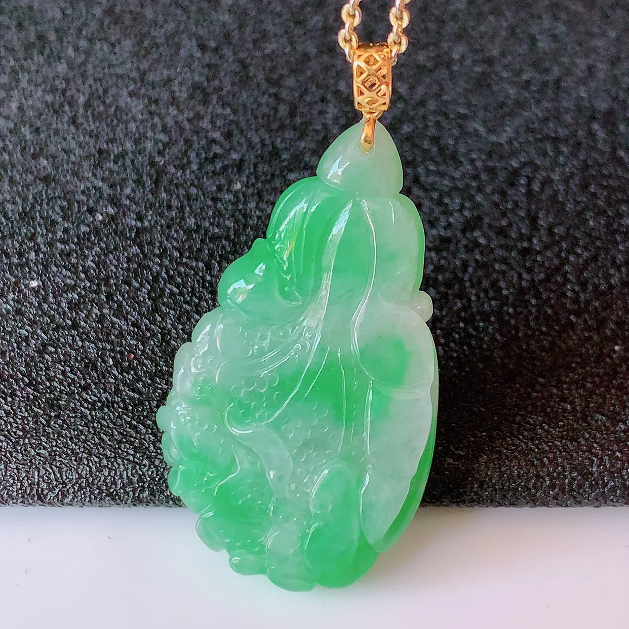 18K金镶嵌飘阳绿翡翠招百财白菜吊坠，百财聚来，财源滚滚，色泽鲜艳， 精工水润的白菜， 性价比高！#1.31