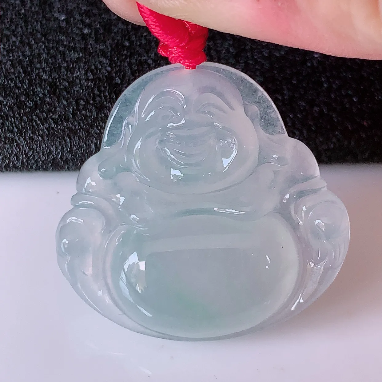 自然光实拍，冰种翡翠佛公，水灵起胶，翠色迷人，佛公在心中，一生平安， 饱满圆润， 开怀大笑佛公，配戴灵气十足！#03.31