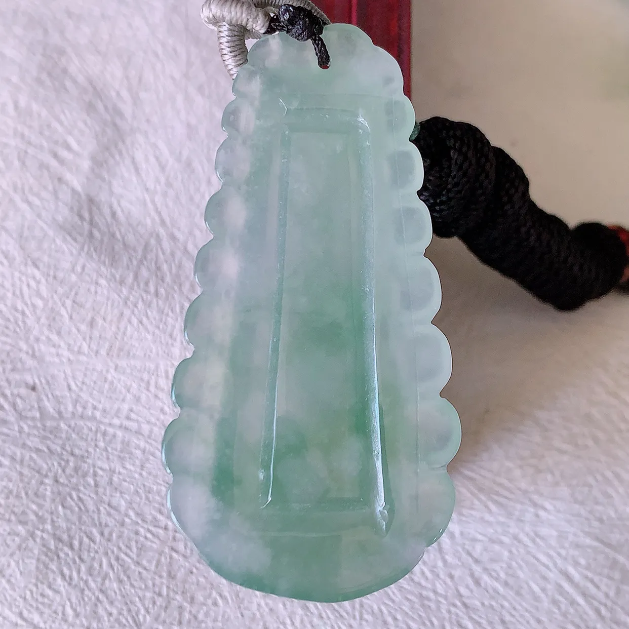 自然光实拍，冰种飘花翡翠竹节吊坠。竹节寓意“节节高，官运亨通，前程似锦，水润莹泽，清秀高雅， 佩戴精美！#57.31