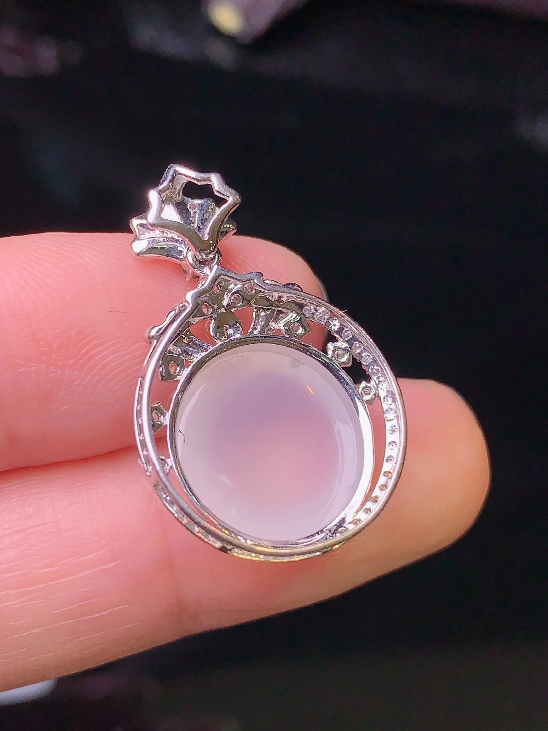 18k金钻镶嵌冰种蛋面吊坠 玉质细腻 色泽艳丽 整体尺寸25.8*17*7.7