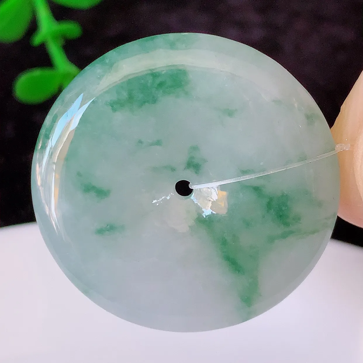 自然光实拍，冰飘花翡翠平安扣吊坠，形体饱满圆润，平安扣肥嘟嘟的，平平安安，种水很好， 配戴精美！#49.31