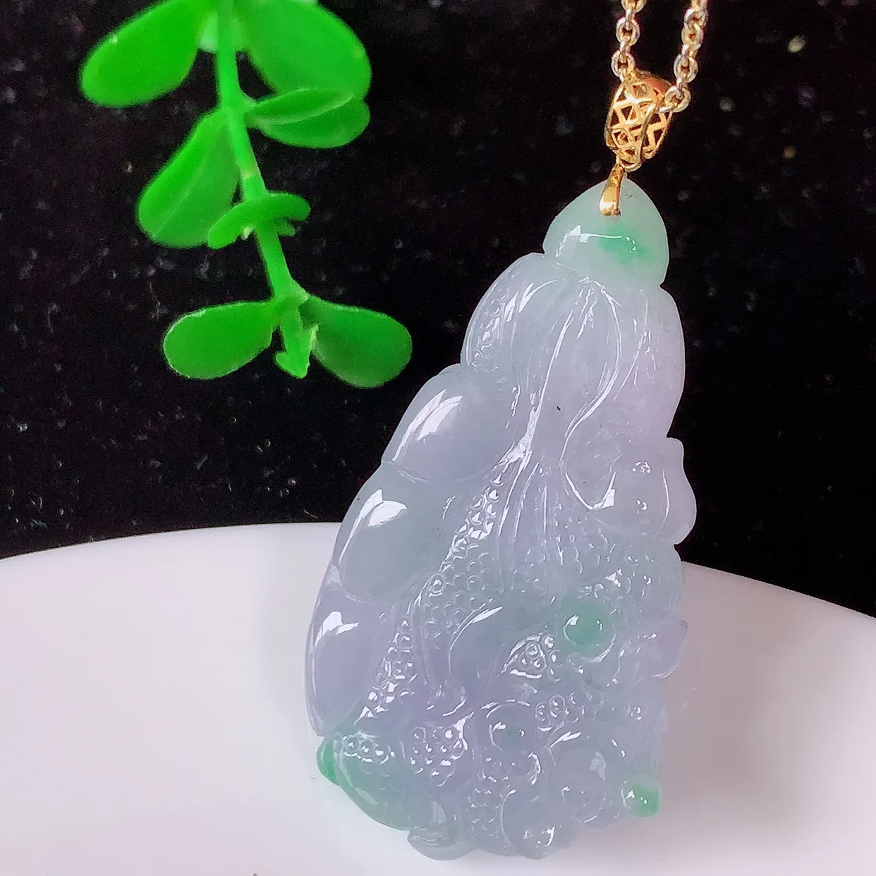 18K金镶嵌冰春带彩翡翠招百财白菜吊坠，百财聚来，财源滚滚，色泽鲜艳，精工水润的白菜，性价比高！#1.5