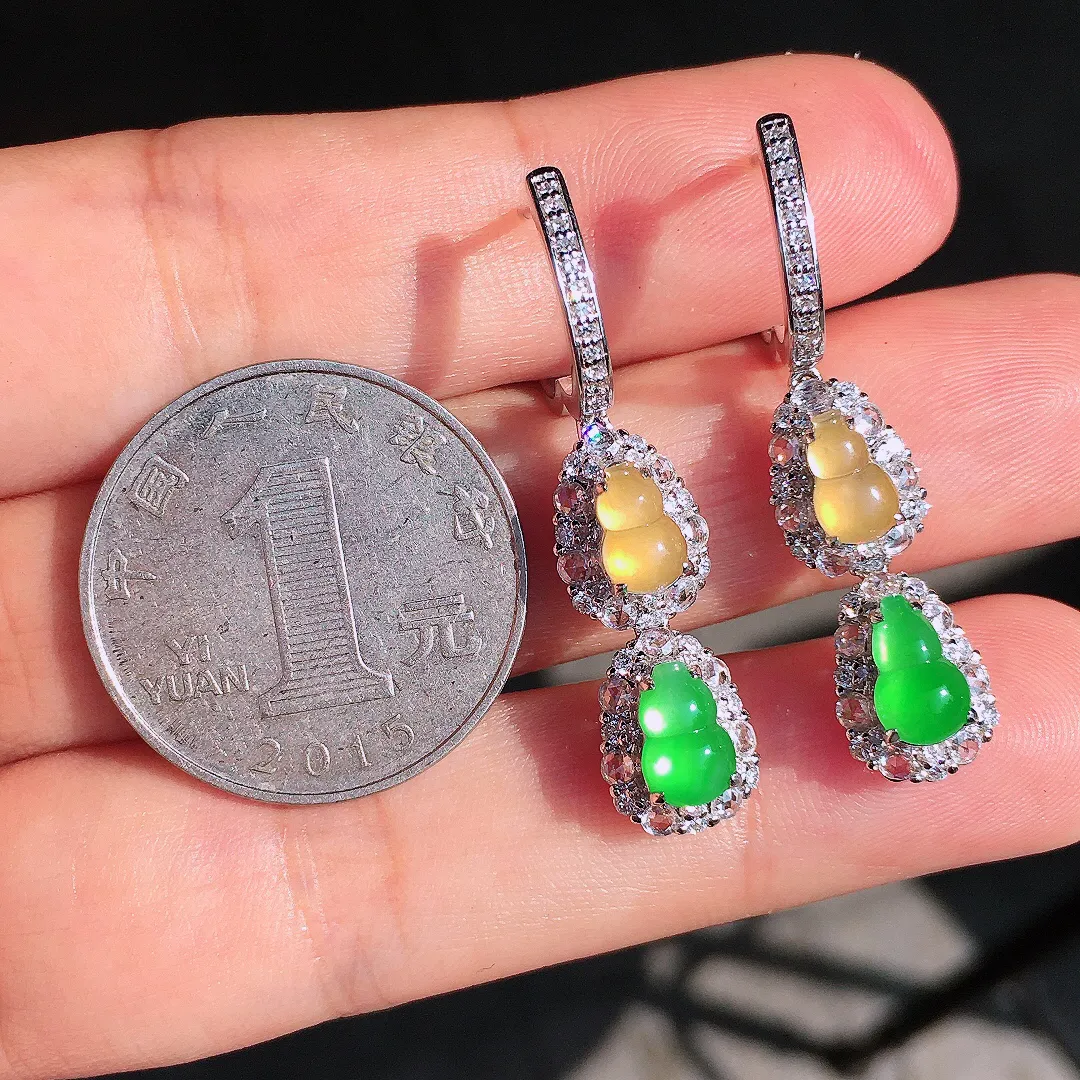 （黄+绿）二合一耳坠，色泽均匀艳丽，玉质细腻，荧光感超
强，饱满圆润，尽显优雅气质，18k
金豪华镶嵌