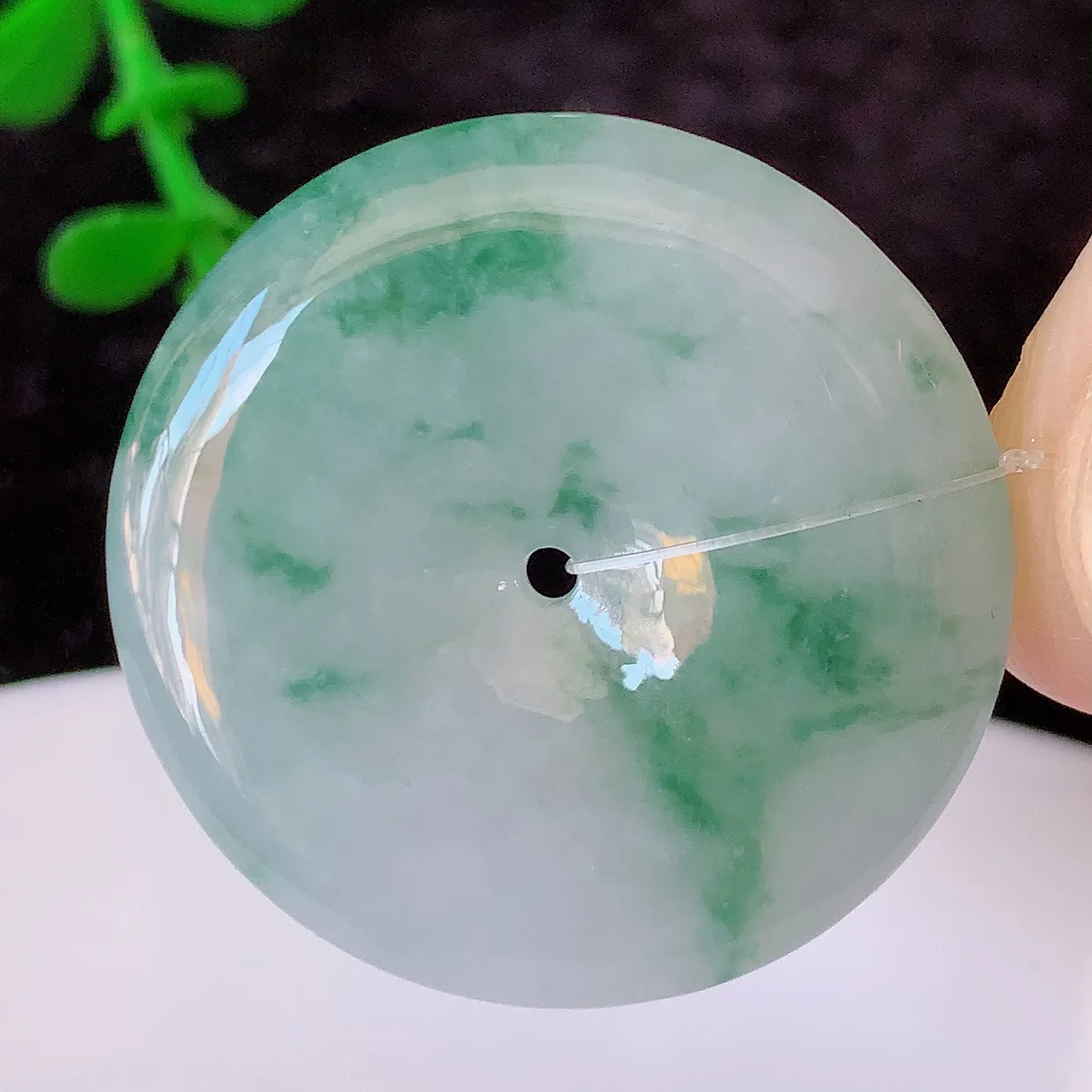 自然光实拍，冰飘花翡翠平安扣吊坠，形体饱满圆润，平安扣肥嘟嘟的，平平安安，种水很好， 配戴精美！#49.31