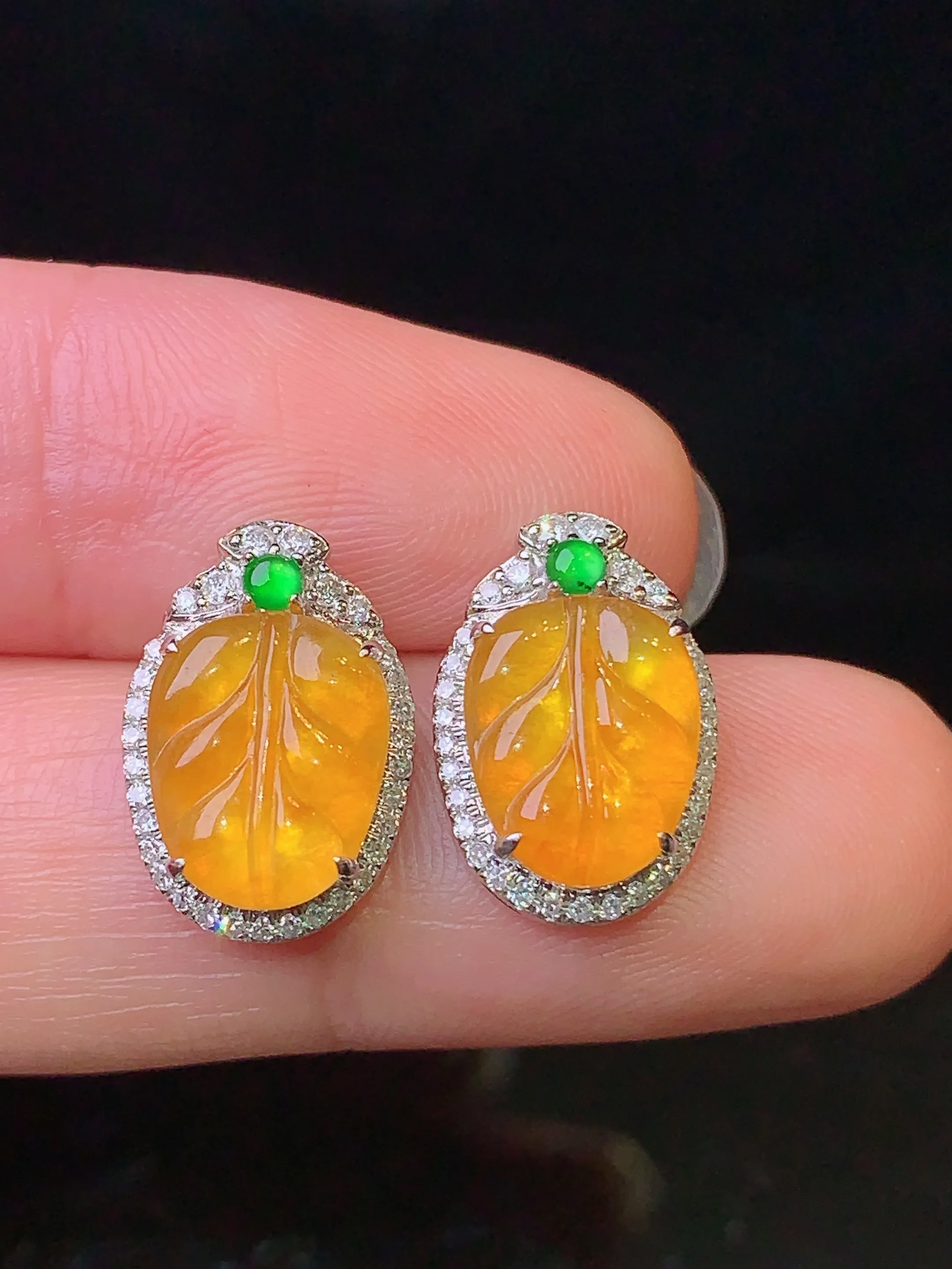 18k金钻镶嵌黄翡树叶耳钉 玉质细腻 色泽艳丽 整体尺寸14.3*9.8*5