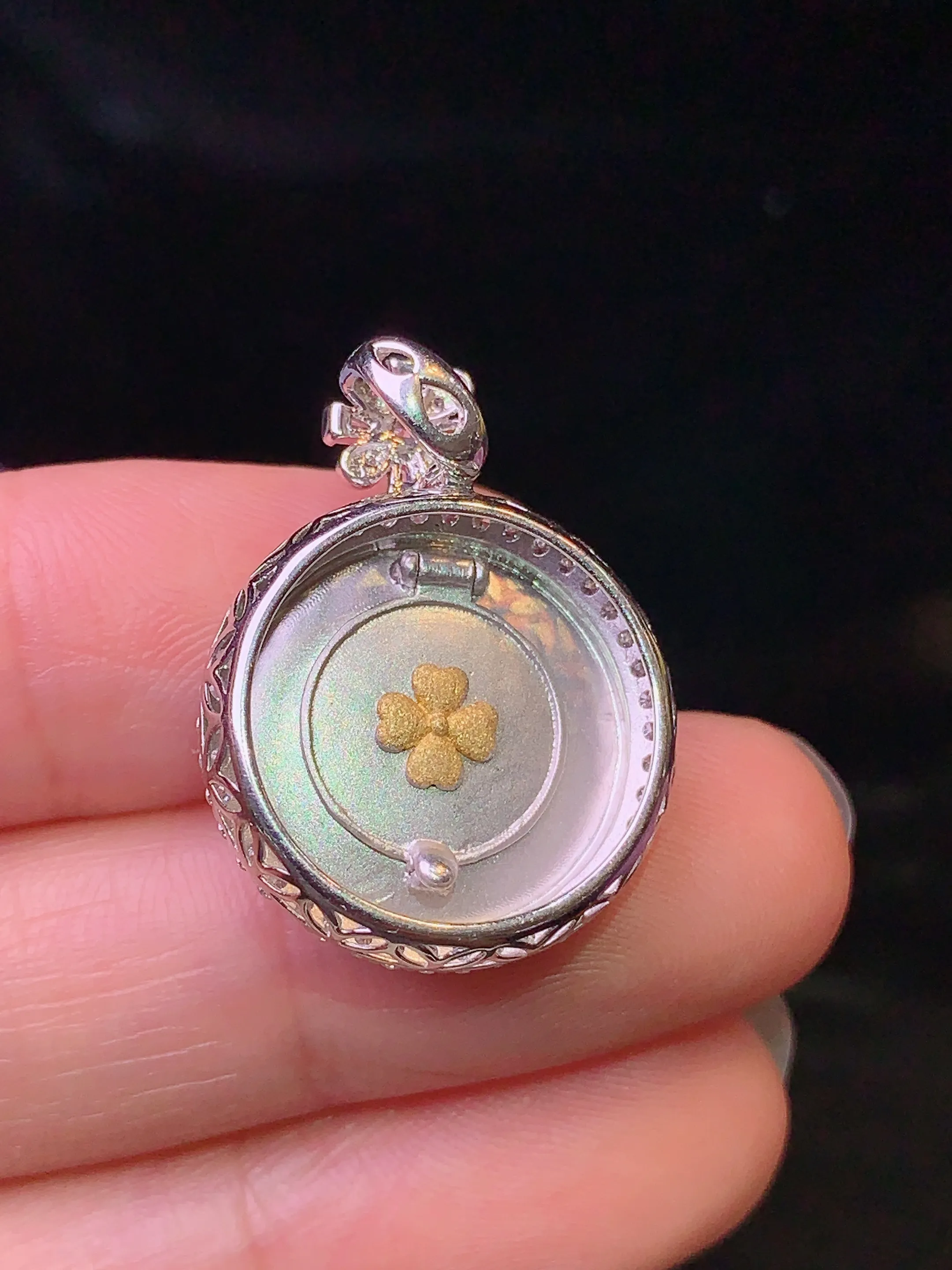 18k金钻镶嵌翠绿平安扣吊坠 玉质细腻 色泽艳丽 整体尺寸25*18.8*7.2