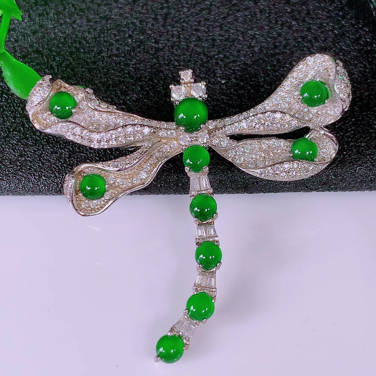 冰透满绿翡翠925银镶嵌蜻蜓胸针，自然光实拍，翠色灵动，颜色漂亮，种老水足，品相佳，佩戴佳品！#97.5整体38**42*8裸石3.6*3.6