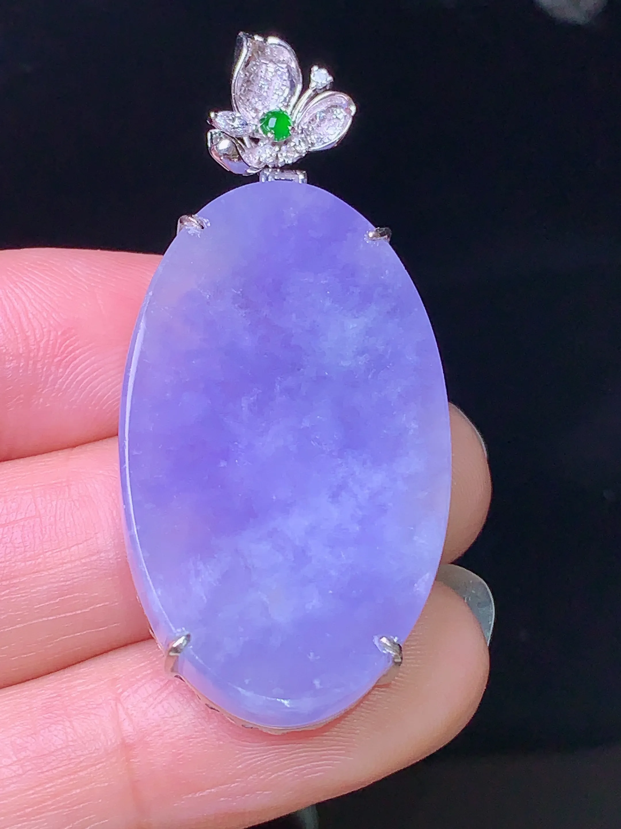 18k金钻镶嵌紫罗兰圆牌吊坠 玉质细腻 色泽艳丽 整体尺寸47*20.7*6.5