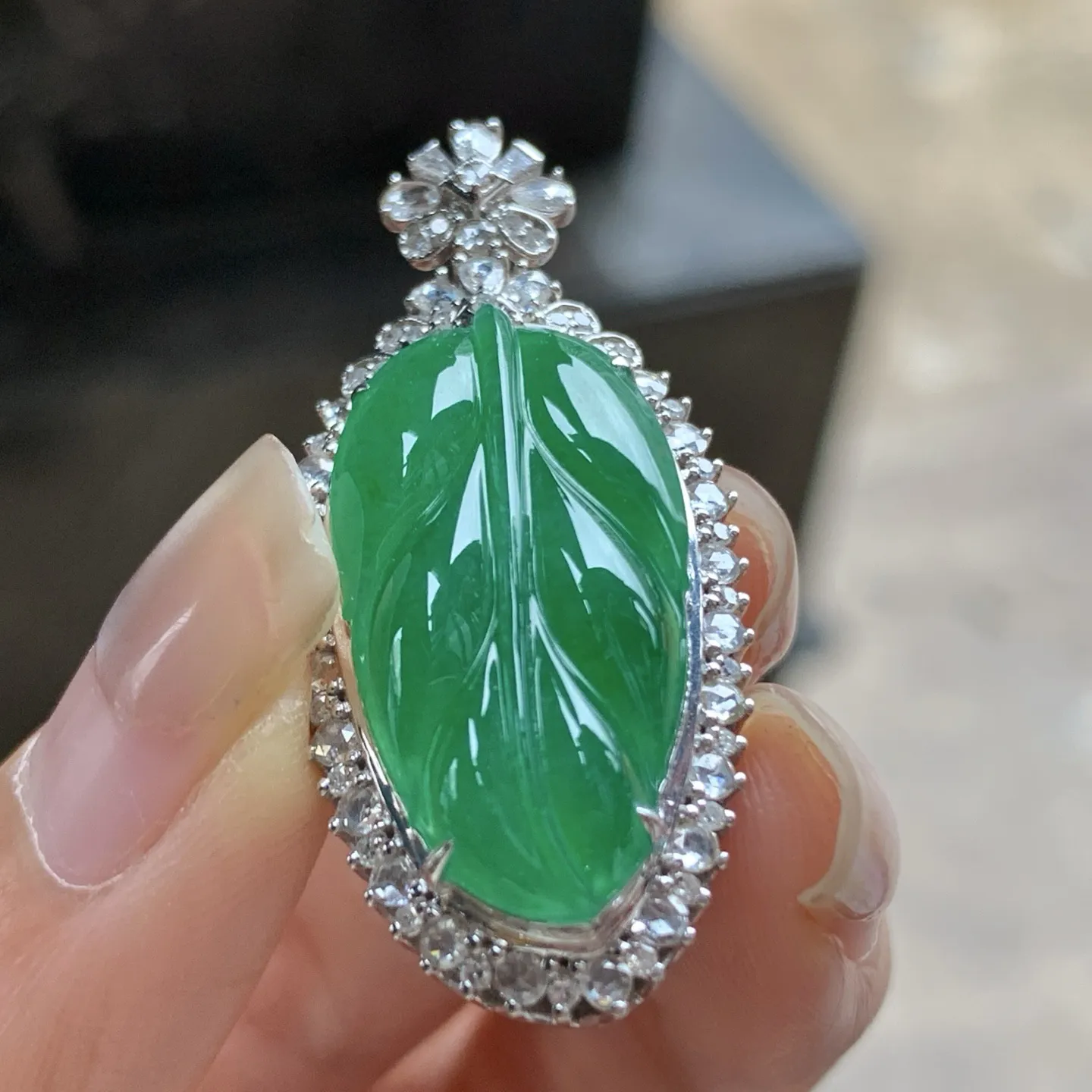 金钻镶嵌辣绿色叶子^_^颜色浓郁 鲜艳