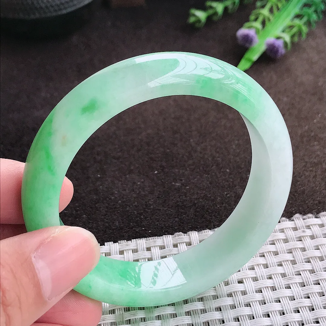 自然光54.5/14/8.2老坑精美温润飘绿手镯宽边翡翠玉镯美人镯
