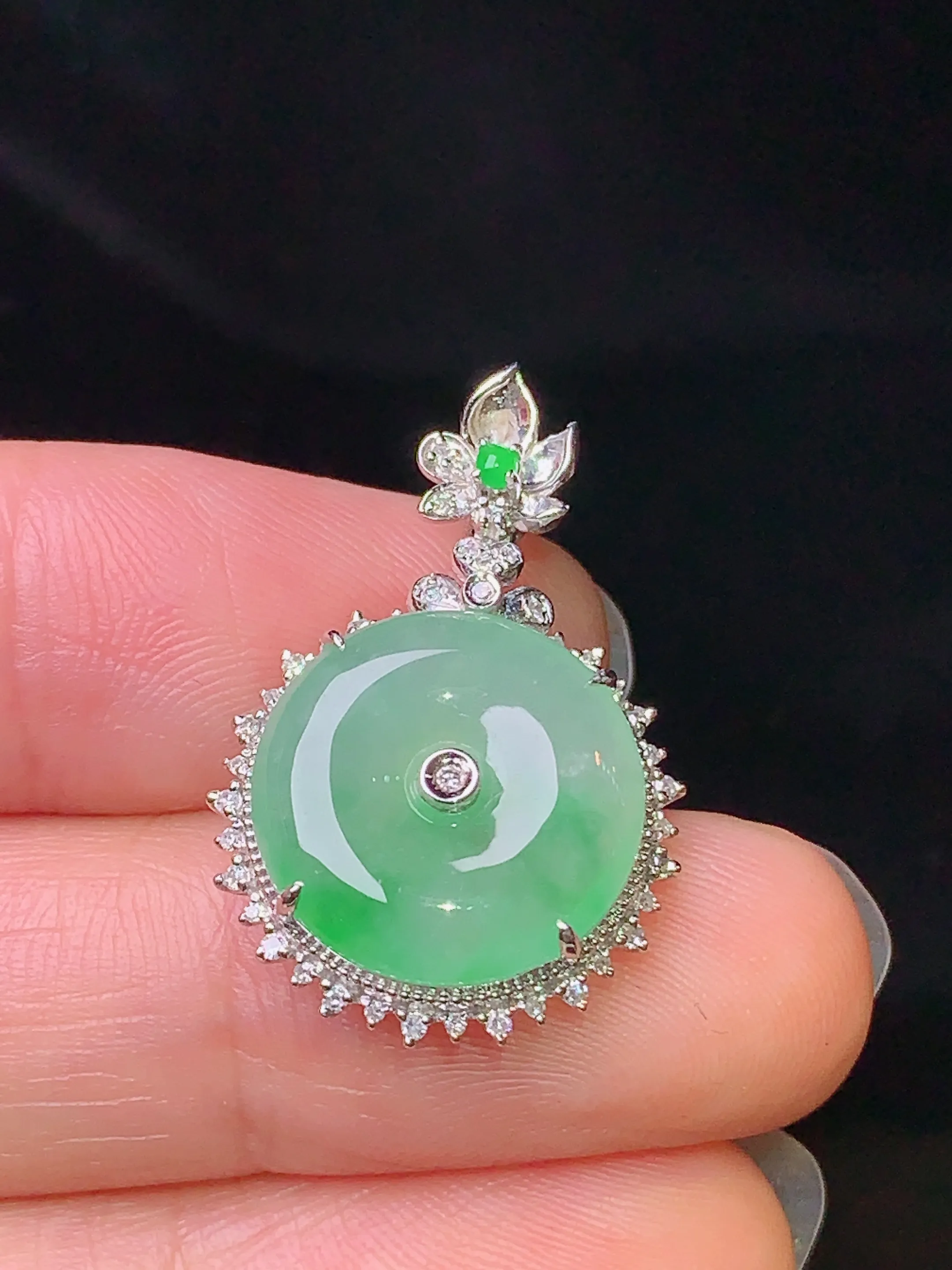 18k金钻镶嵌飘绿平安扣吊坠 玉质细腻 色泽艳丽 整体尺寸26.8*17.6*6.6