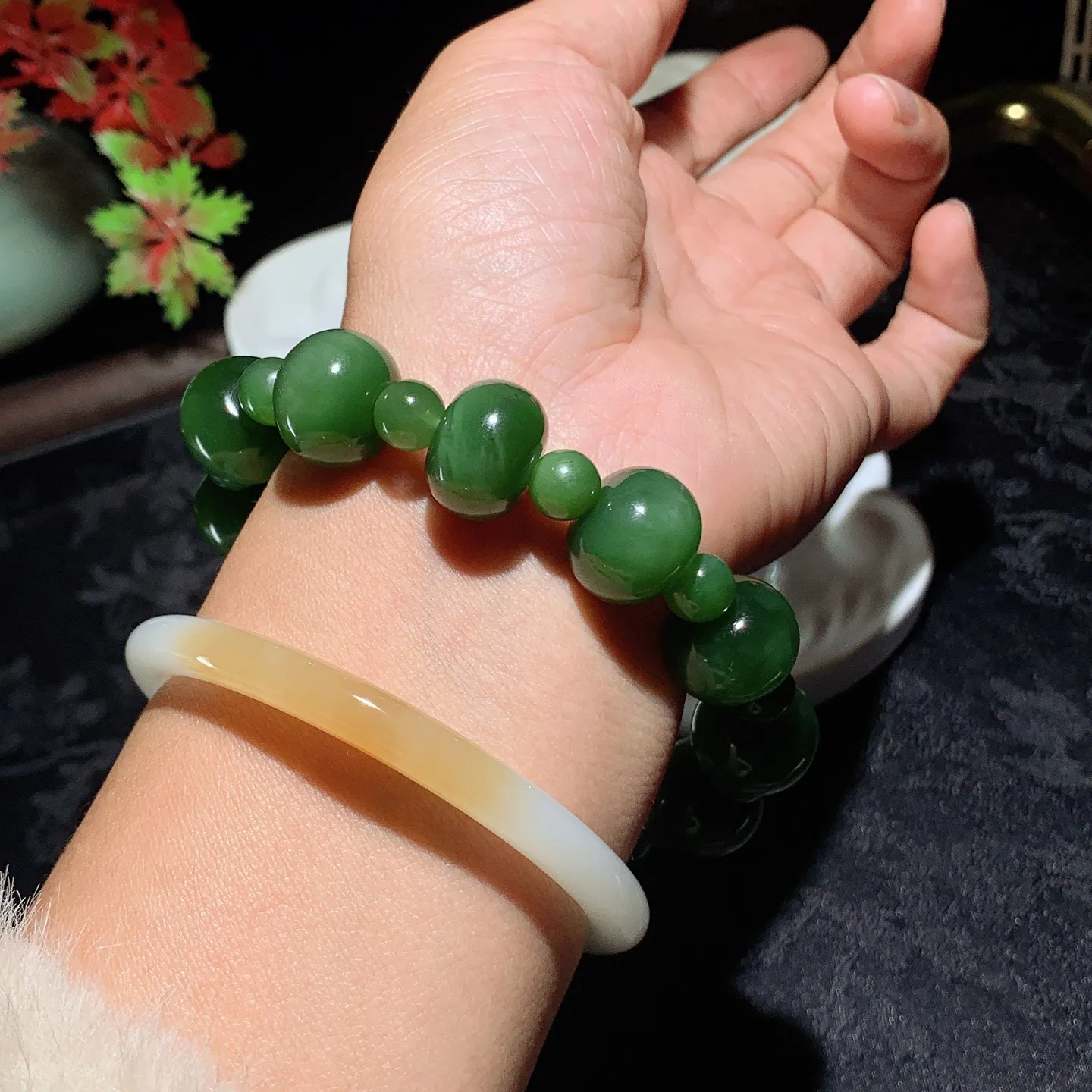 和田玉菠菜绿俄罗斯碧玉算盘珠手串。单颗尺寸13/16重74克。玉质细腻油润。手推出油。佩戴高端典雅。lt251107