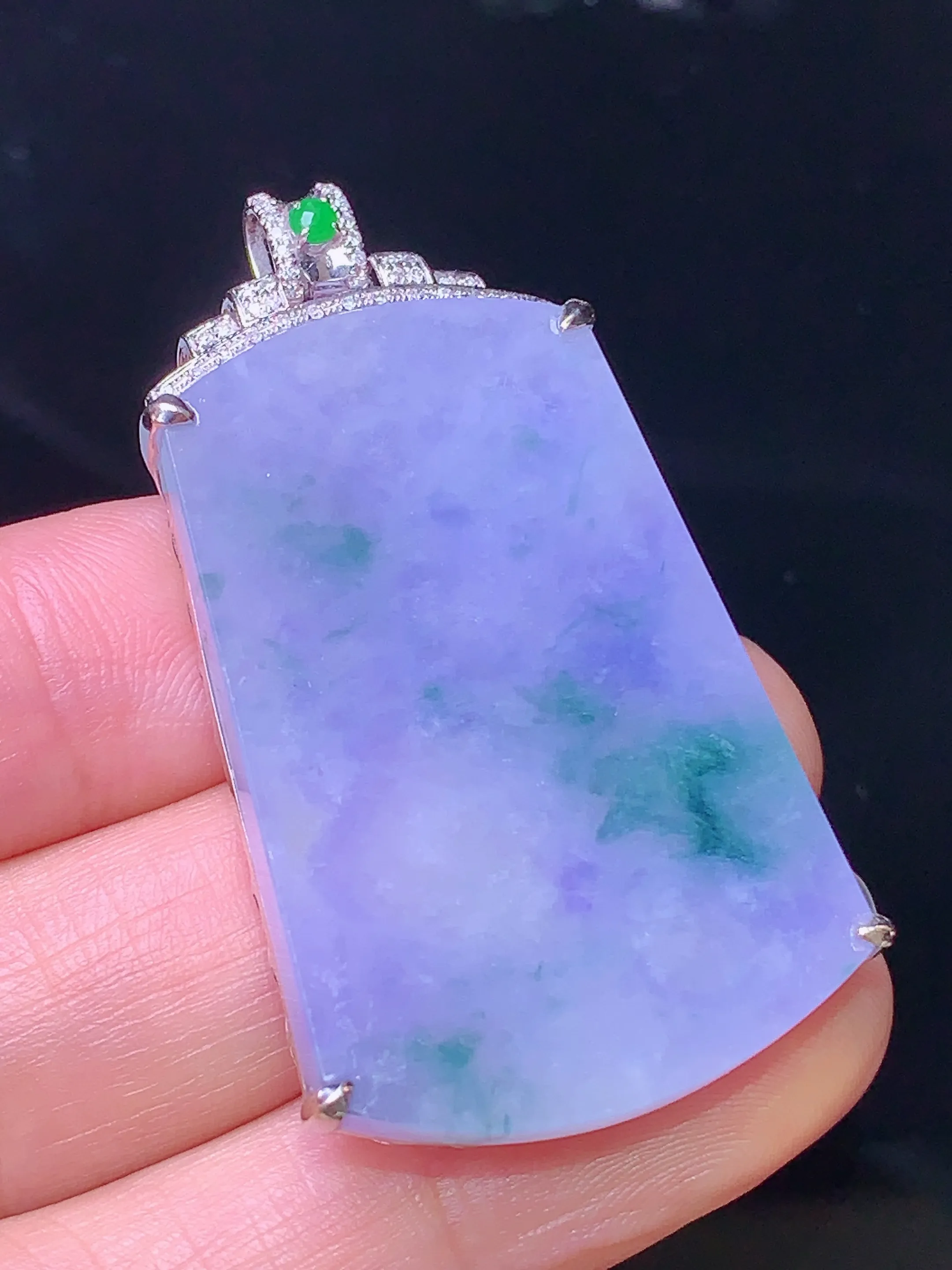 18k金钻镶嵌紫罗兰飘绿无事牌吊坠 玉质细腻 色泽艳丽 整体尺寸46.2*24.5*7.5