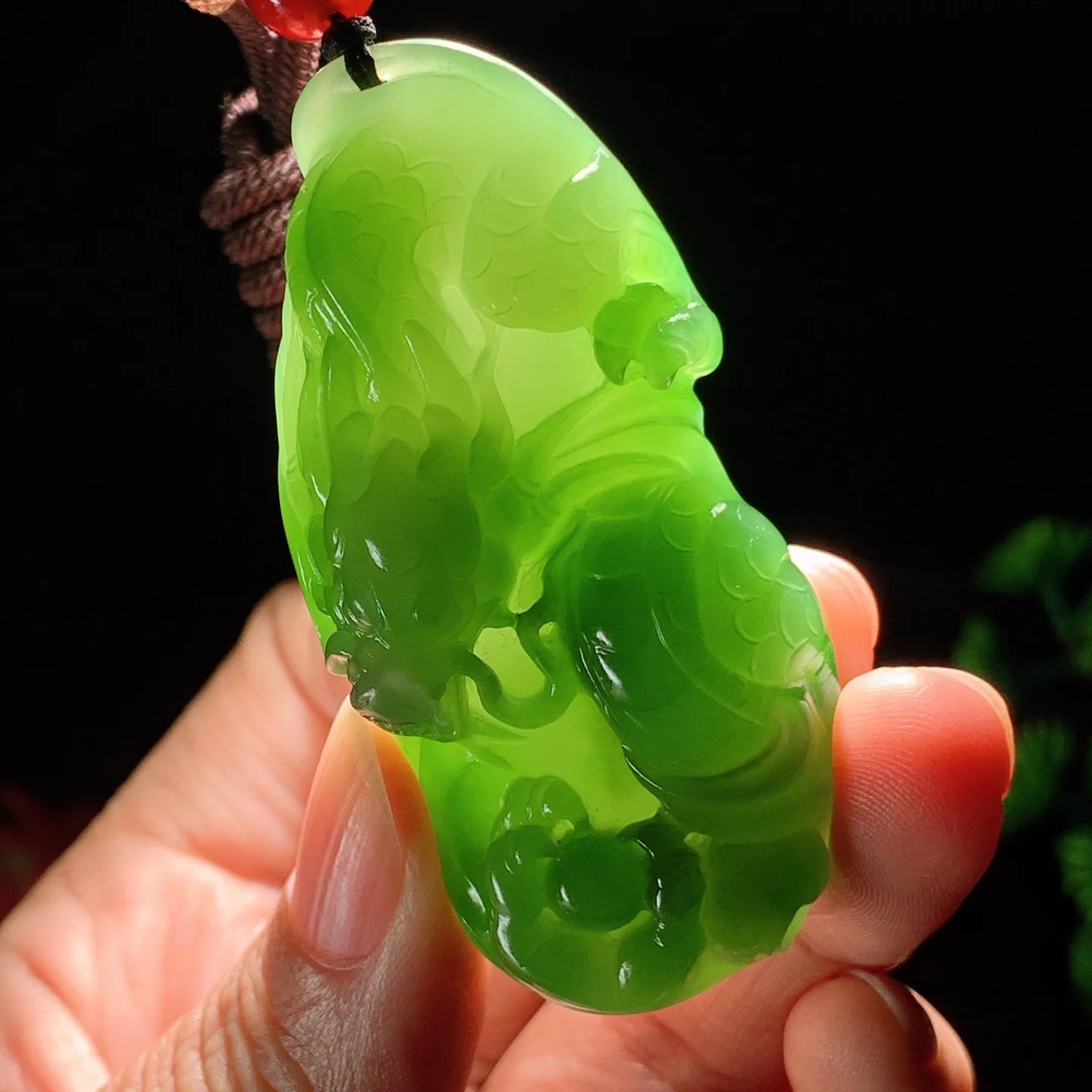 和田玉阳绿俄罗斯碧玉龙佑一方龙挂件。尺寸62/29/15重44克。玉质细腻油润。手推出油。佩戴高端典雅。lt251107