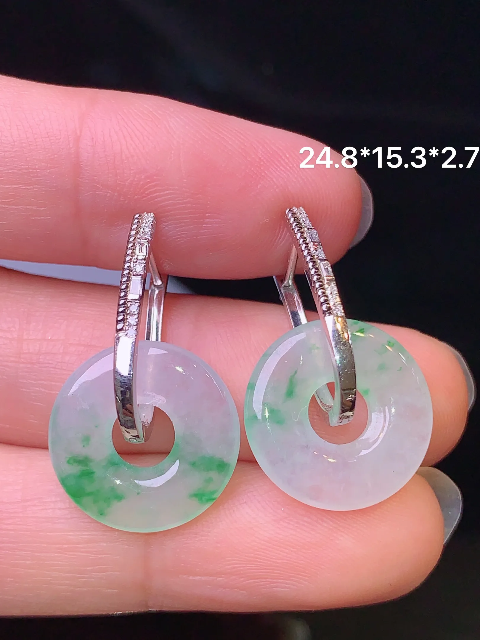 18k金钻镶嵌飘绿平安扣耳坠 玉质细腻 色泽艳丽 整体尺寸24.8*15.3*2.7