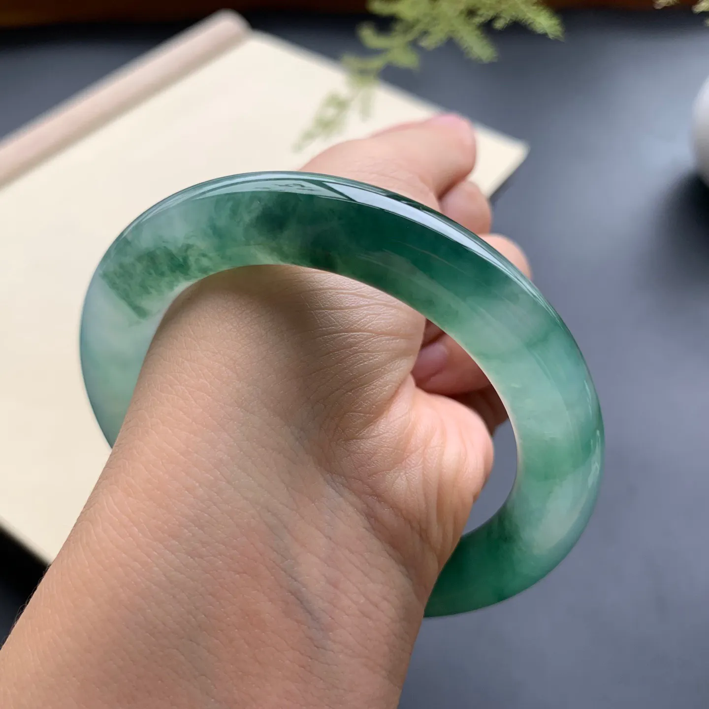 56圈口冰种飘花圆条手镯 尺寸：56-10.8，水润起胶，花色浓郁