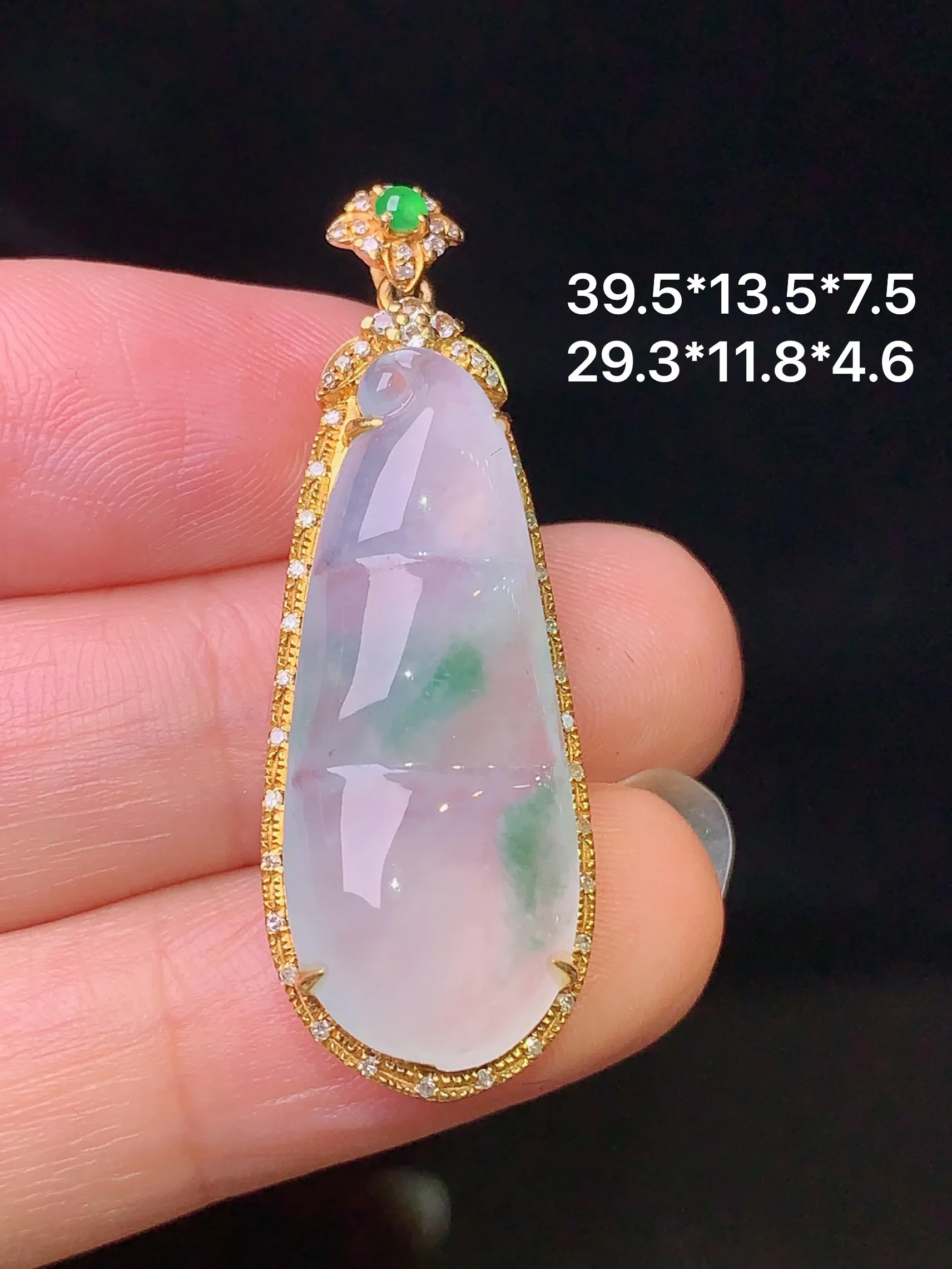 18k金钻镶嵌冰种飘绿四季豆吊坠 玉质细腻 色泽艳丽 整体尺寸39.5*13.5*7.5