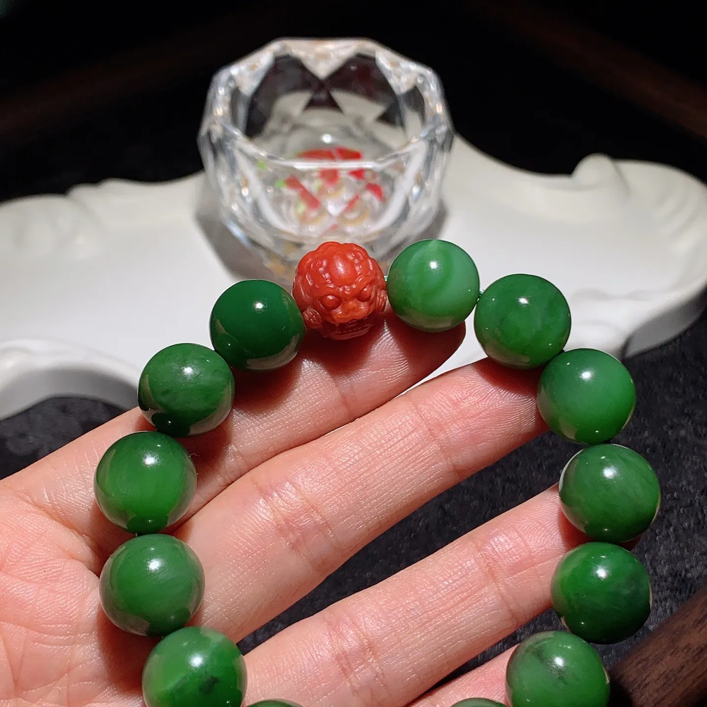 和田玉阳绿俄罗斯碧玉圆珠手串。单颗尺寸14重57克。玉质细腻油润。手推出油。佩戴高端典雅。lt251