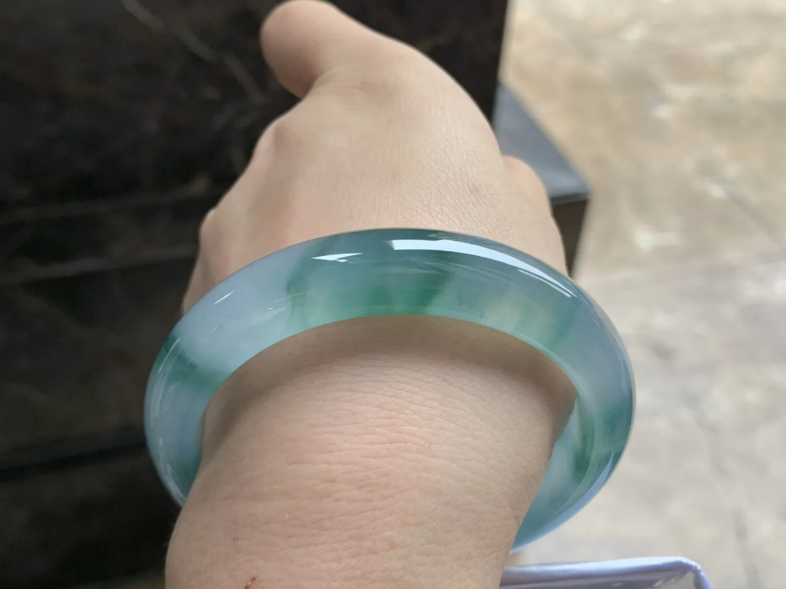 57-12.4-8.3

冰蓝花手镯^_^荧光十足冰透