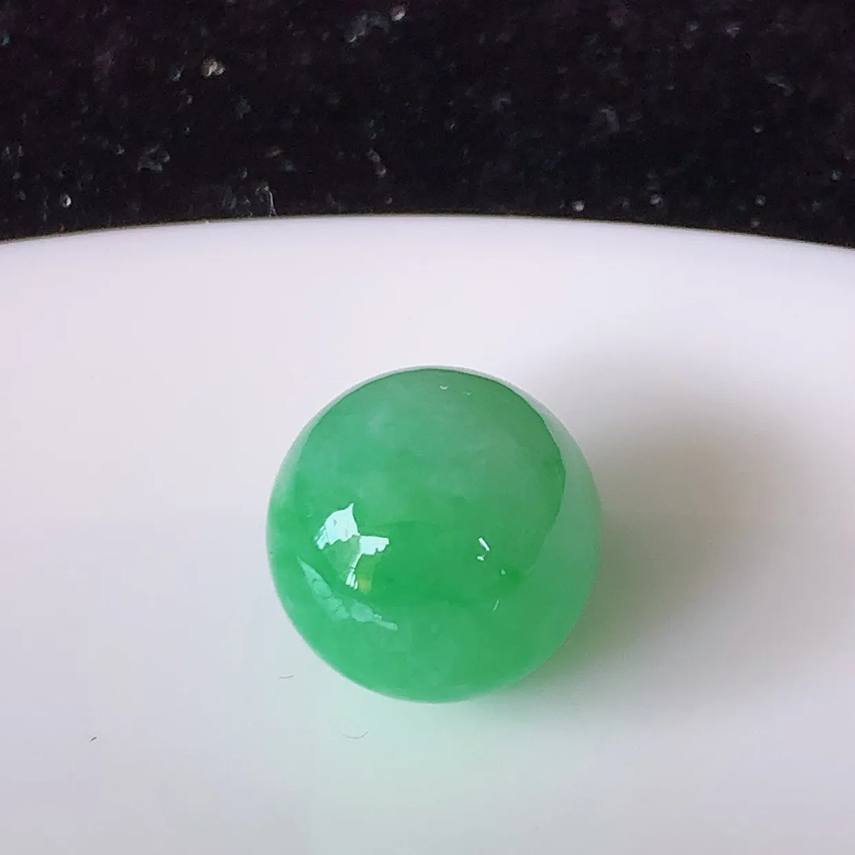 自然光实拍，冰润满绿翡翠路路通、圆珠吊坠，寓意时来运转、财源滚滚，款式新颖时尚，日常百搭的款！ 配图银链#05.31尺寸11.8