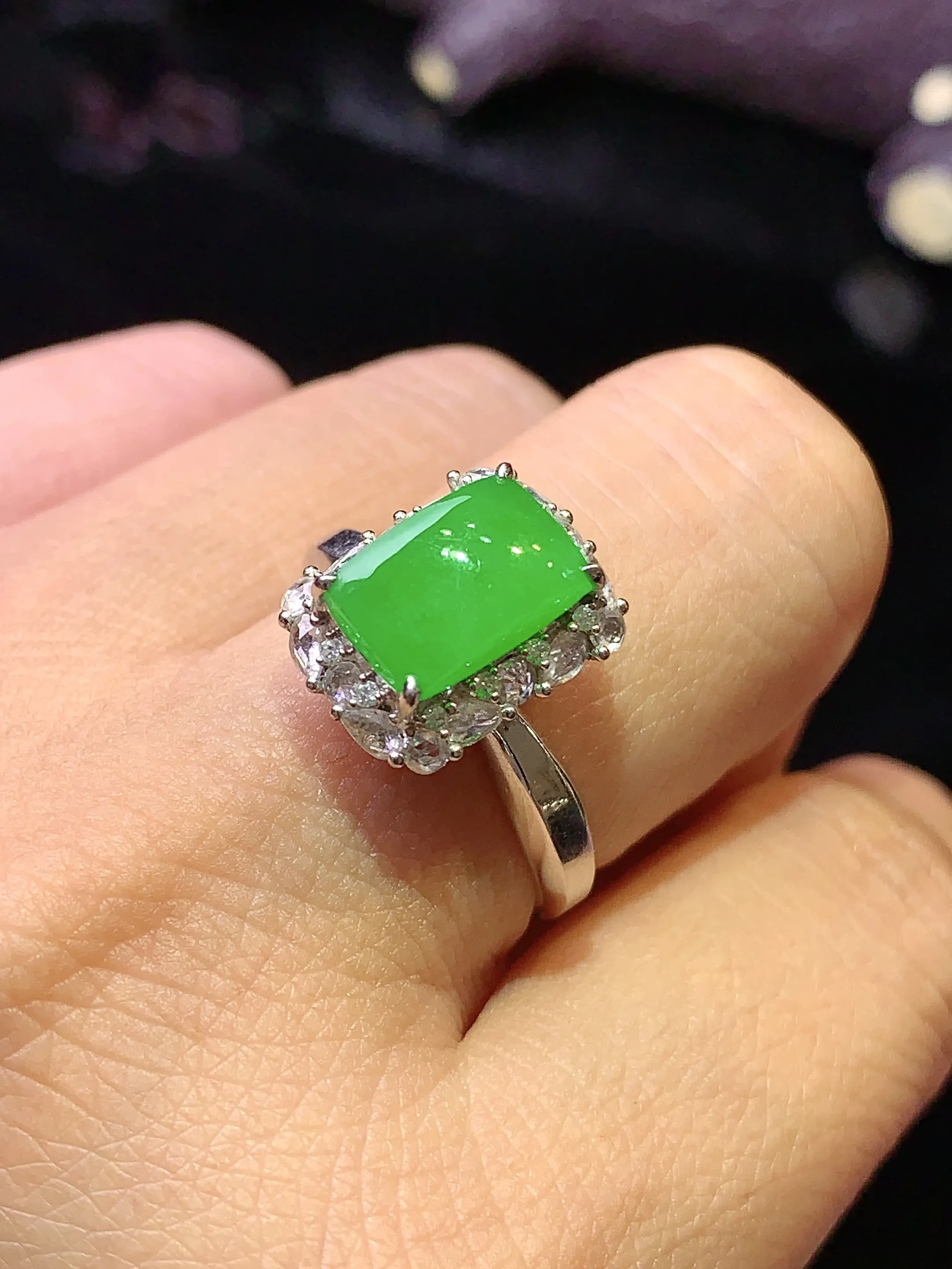 18k金钻镶嵌翠绿马鞍戒指 玉质细腻 色泽艳丽 圈口15.5 整体尺寸14*11*10