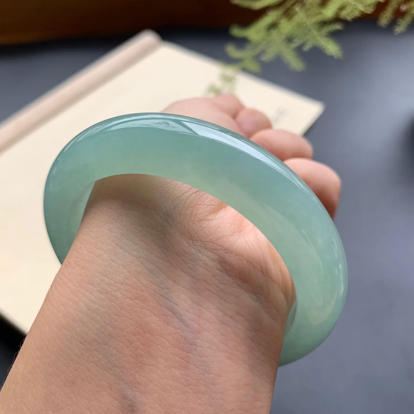 54圈口啤酒绿正圈手镯 尺寸：54-12.6-8.5，无纹裂，水润透亮，胶感十足